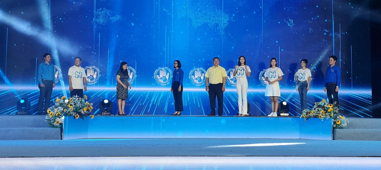 Lãnh đạo, ban tổ chức và các đại sứ của chiến dịch Giờ Trái đất thực hiện nghi thức tắt điện Lãnh đạo, ban tổ chức và các đại sứ của chiến dịch Giờ Trái đất thực hiện nghi thức tắt điện