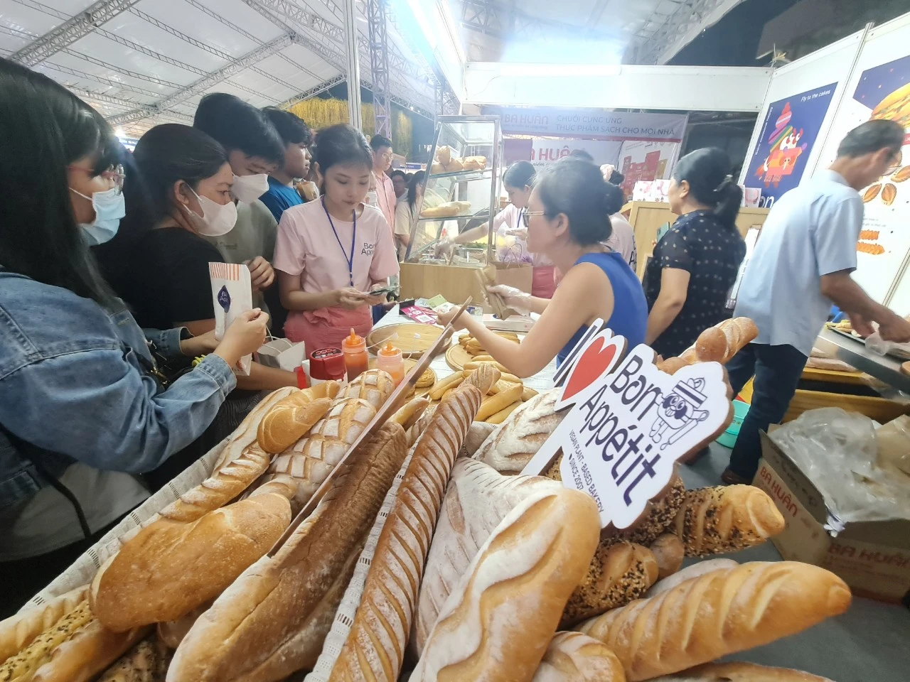 Người dân đến tham gia sự kiện Lễ hội bánh mì Việt Nam Người dân đến tham gia sự kiện Lễ hội bánh mì Việt Nam