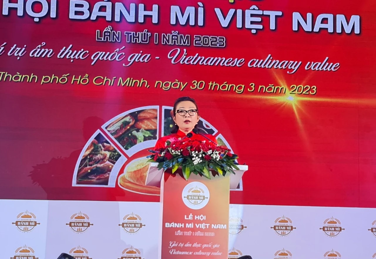 Bà Bùi Thị Ngọc Hiếu, Phó Giám đốc Sở Du lịch TP.HCM chia sẻ thông tin tại lễ khai mạc Bà Bùi Thị Ngọc Hiếu, Phó Giám đốc Sở Du lịch TP.HCM chia sẻ thông tin tại lễ khai mạc
