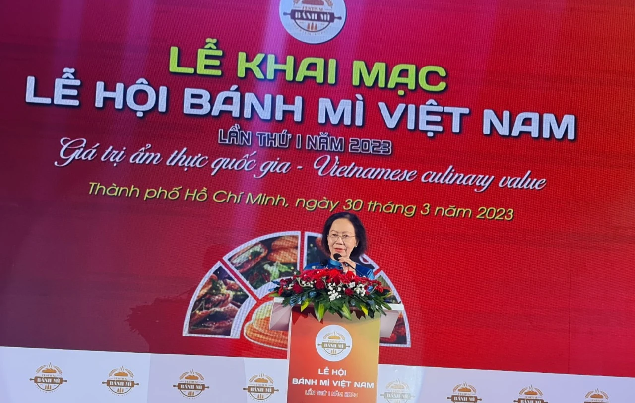 Bà Nguyễn Thị Khánh, Chủ tịch Hiệp hội Du lịch TP.HCM phát biểu tại lễ khai mạc Lễ hội Bánh mì Việt Nam lần 1 Bà Nguyễn Thị Khánh, Chủ tịch Hiệp hội Du lịch TP.HCM phát biểu tại lễ khai mạc Lễ hội Bánh mì Việt Nam lần 1