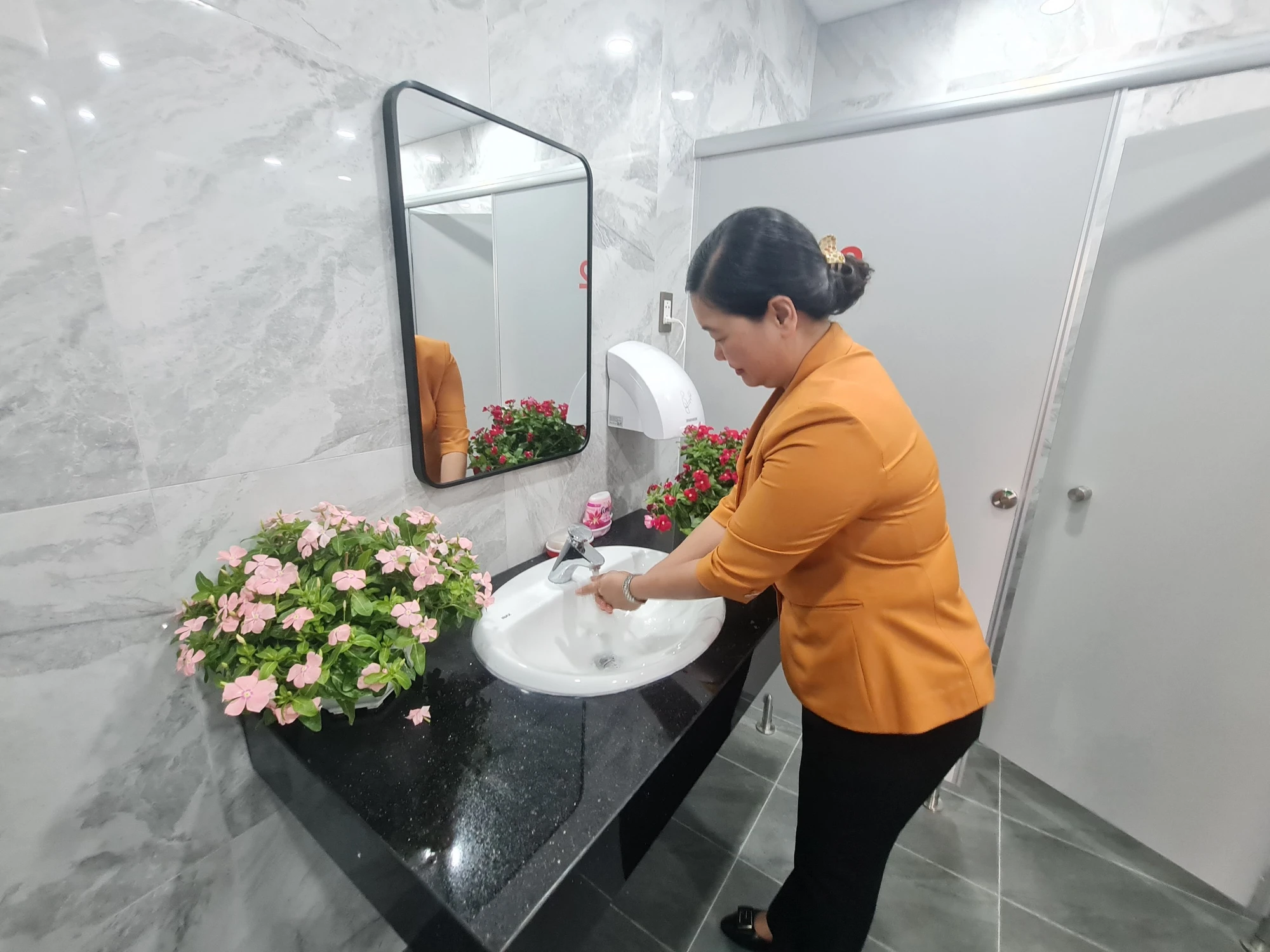 Bên trong NVSCC được trồng thêm hoa để tạo không gian xanh. Ảnh: NC Bên trong NVSCC được trồng thêm hoa để tạo không gian xanh. Ảnh: NC