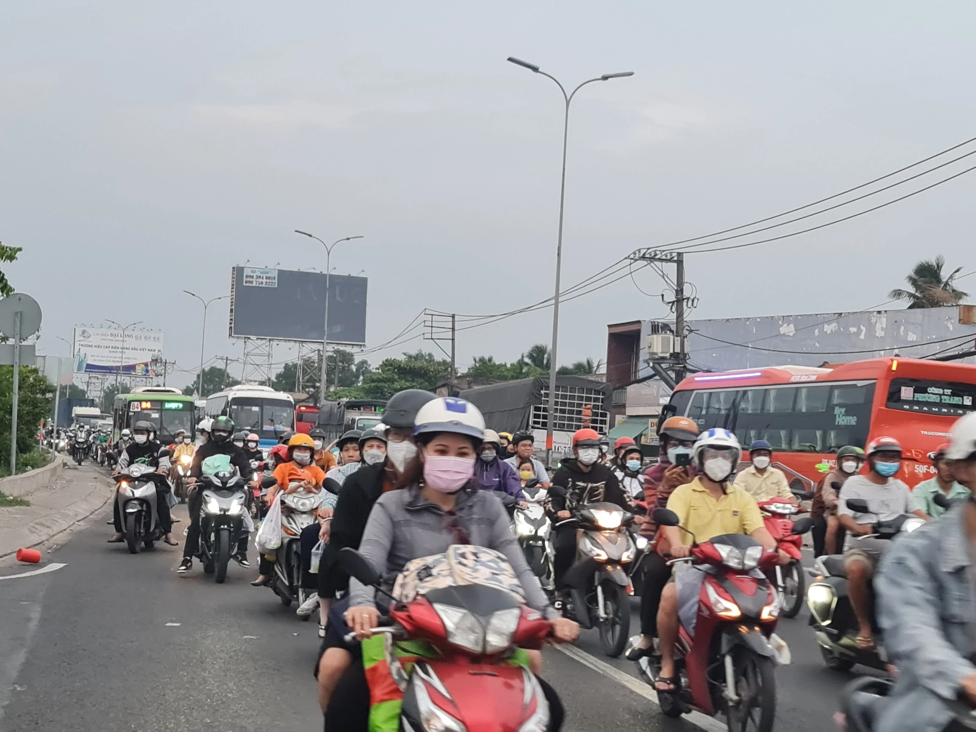 Lượng người lưu thông tại giao lộ Quốc lộ 1A – đường Nguyễn Hữu Trí Huyện Bình Chánh. Ảnh: NGUYỄN CHÂU Lượng người lưu thông tại giao lộ Quốc lộ 1A – đường Nguyễn Hữu Trí Huyện Bình Chánh. Ảnh: NGUYỄN CHÂU
