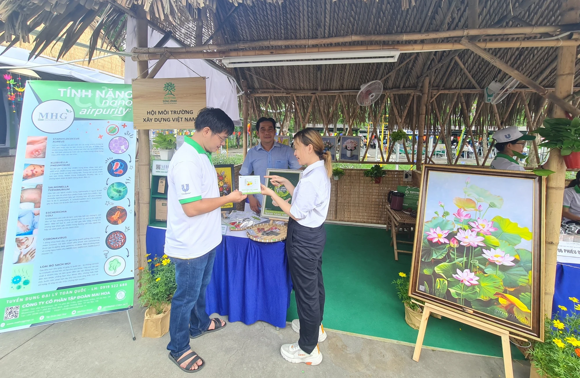 Gian hàng của Hội Môi trường Xây dựng Việt Nam tham gia tại ngày hội. Ảnh: NC Gian hàng của Hội Môi trường Xây dựng Việt Nam tham gia tại ngày hội. Ảnh: NC