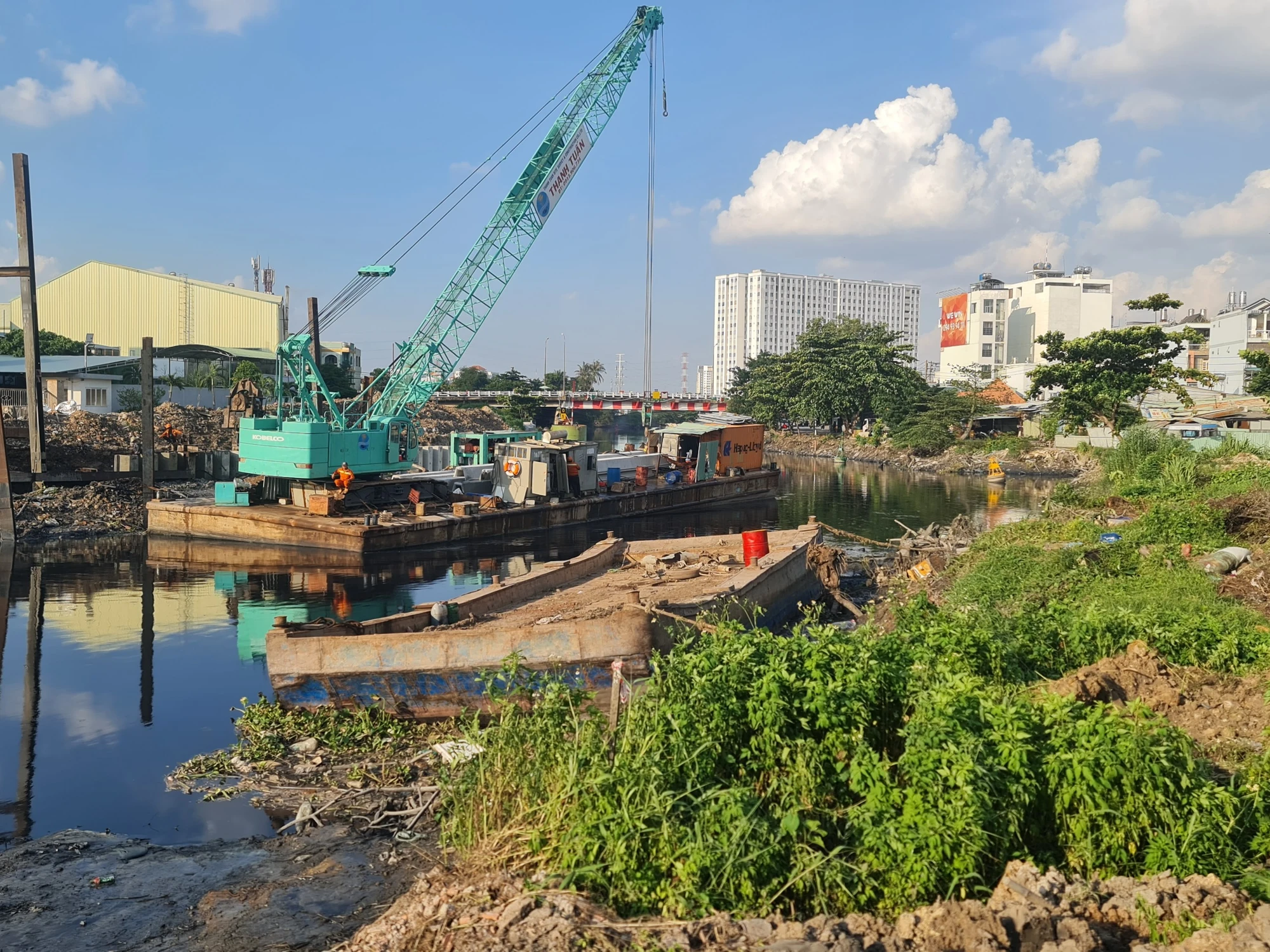 Trên công trường toàn dự án có khoảng 110 thiết bị thi công và 350 công nhân làm việc. Ảnh: NGUYỄN CHÂU Trên công trường toàn dự án có khoảng 110 thiết bị thi công và 350 công nhân làm việc. Ảnh: NGUYỄN CHÂU