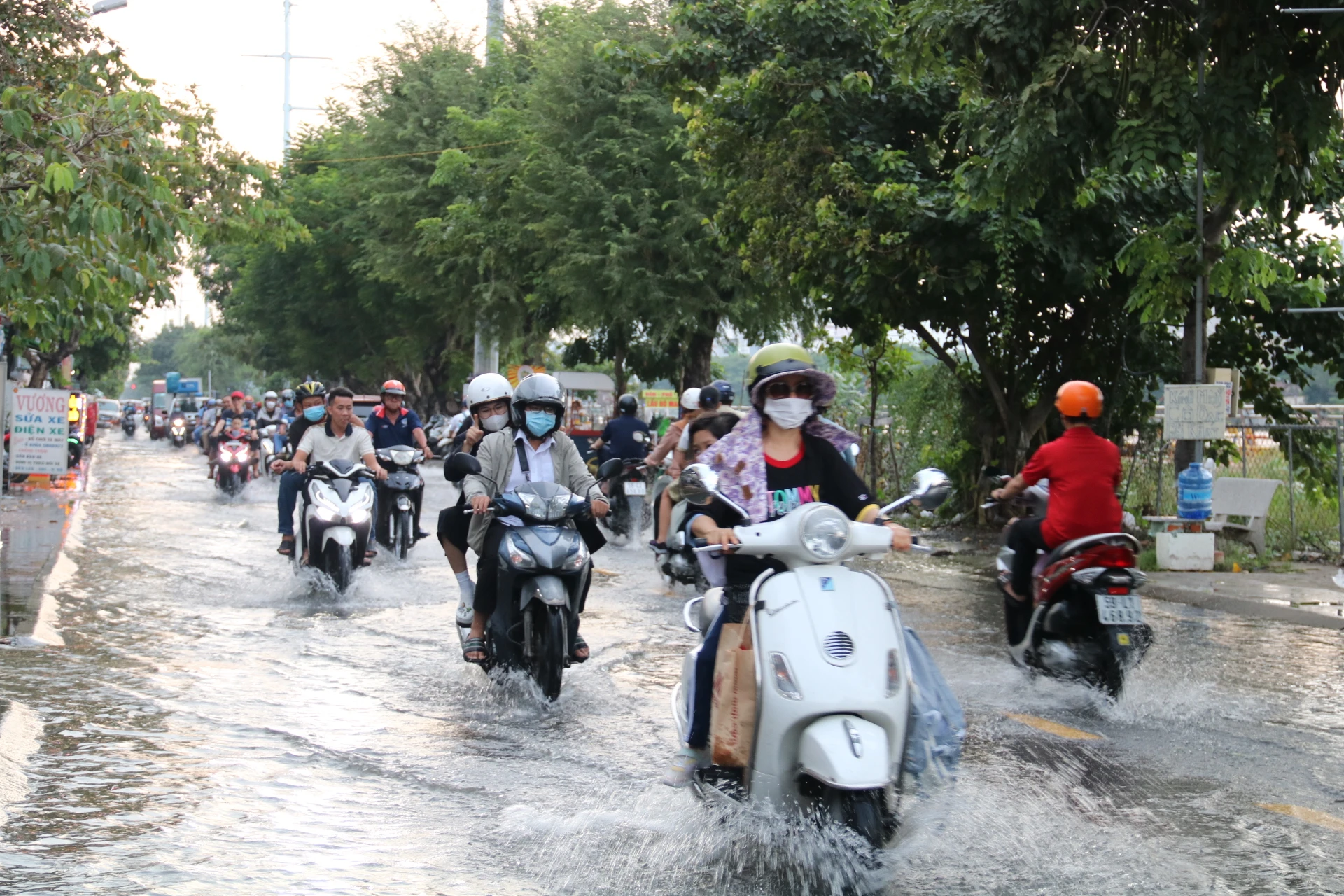 Đường Trần Xuân Soạn (quận 7) ngập sâu do triều cường.JPG