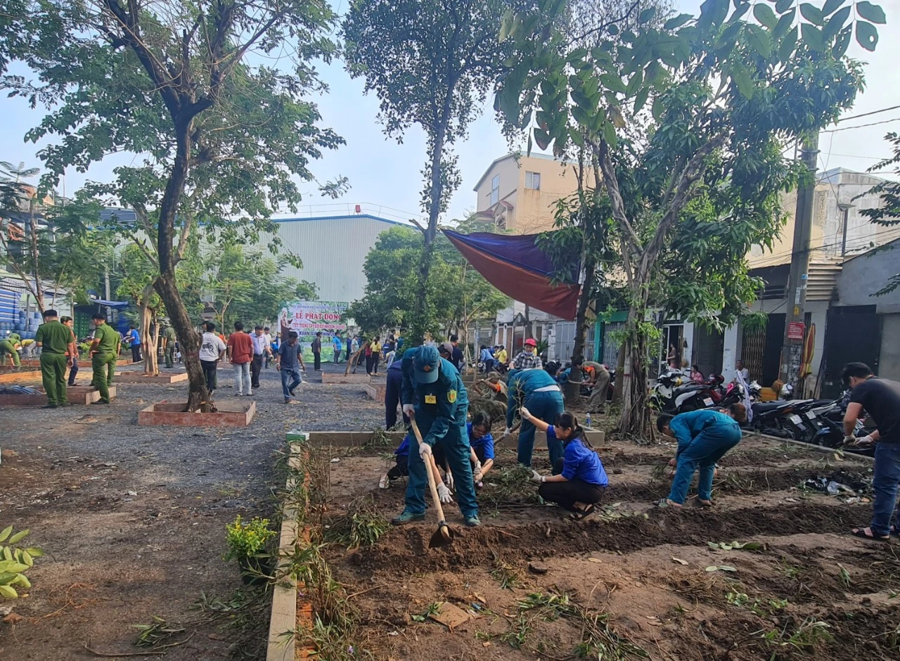 người dân tham gia trồng cây xanh ở quận 12