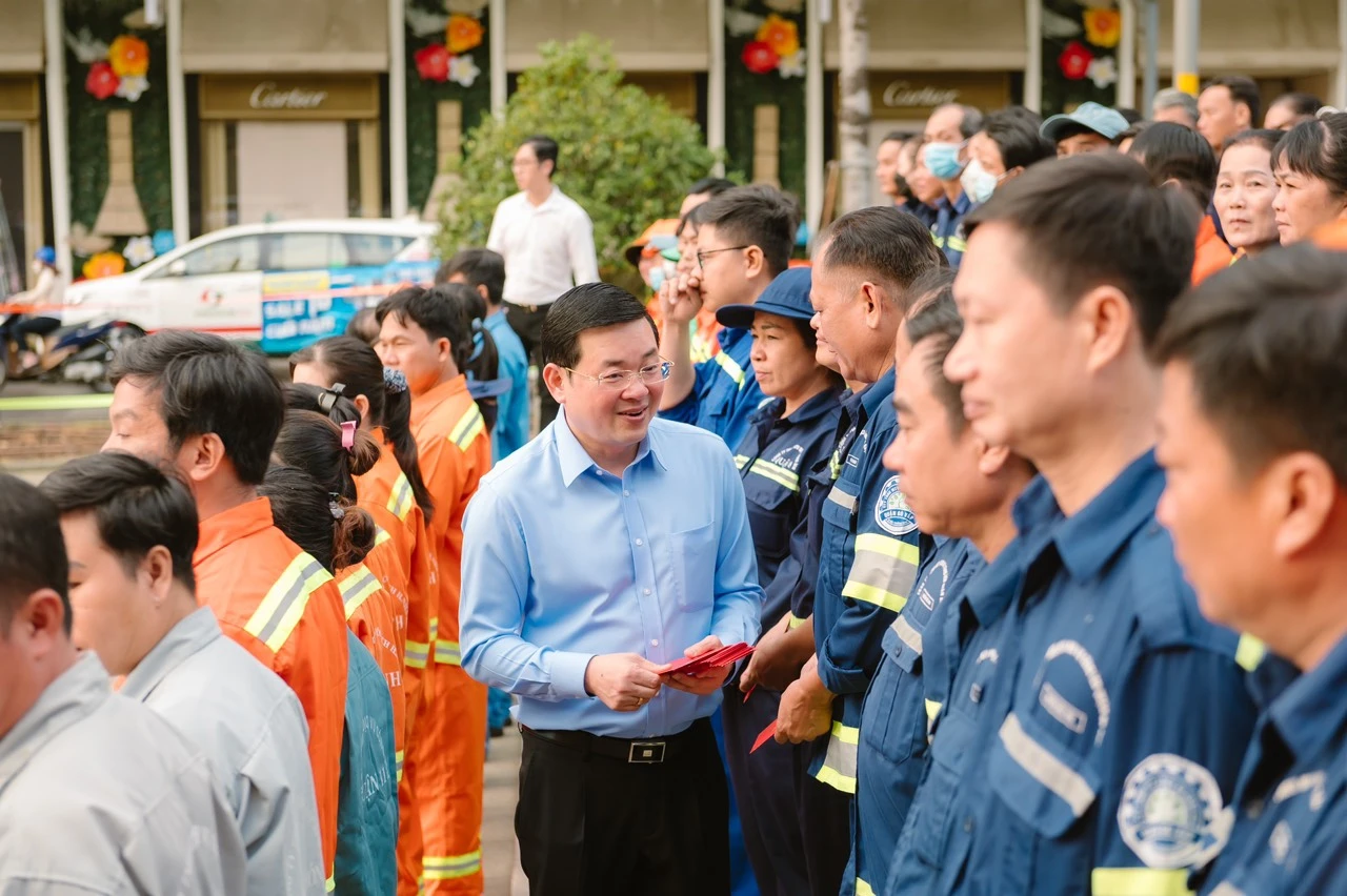 tham-cong-nhan-ve-sinh-2.jpg