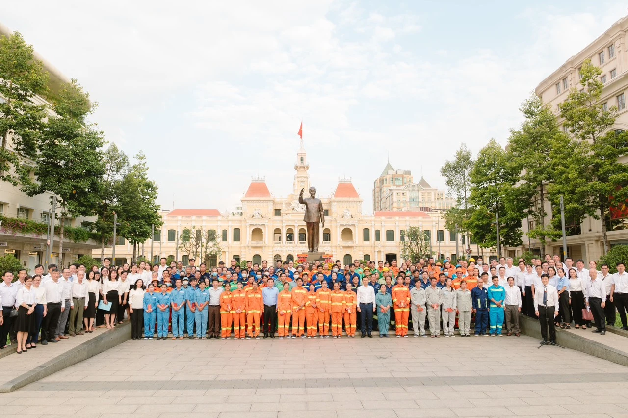tham-cong-nhan-ve-sinh.jpg