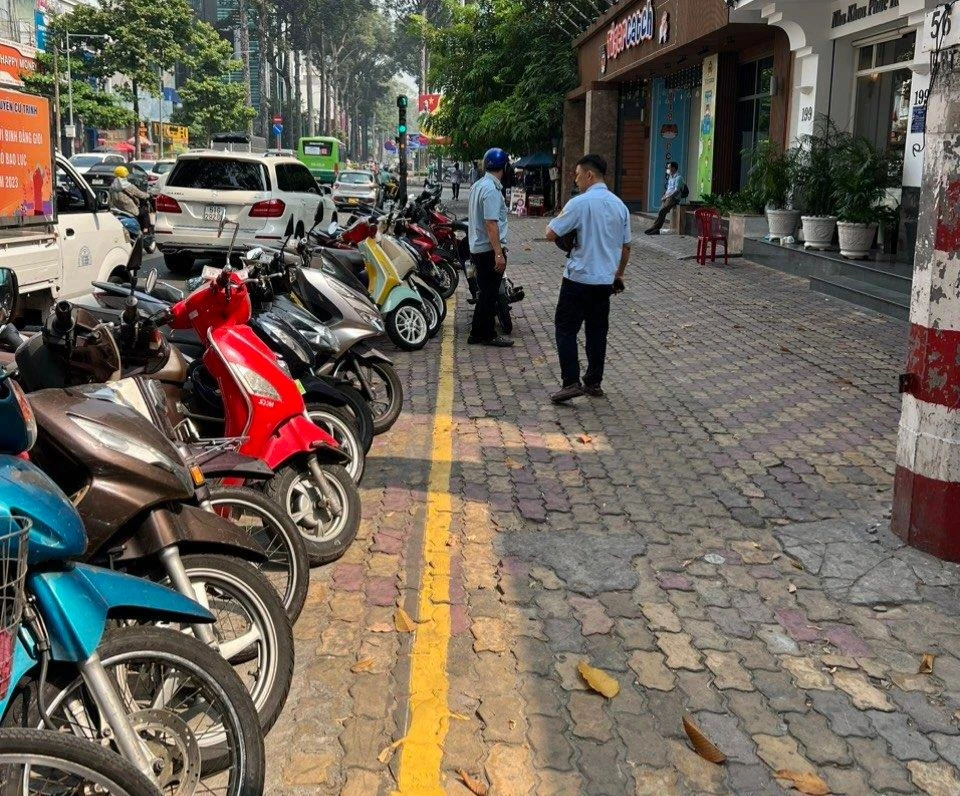 Quận 1, TP.HCM dự kiến hoàn thành kẻ vạch vỉa hè hàng chục tuyến đường trước Tết