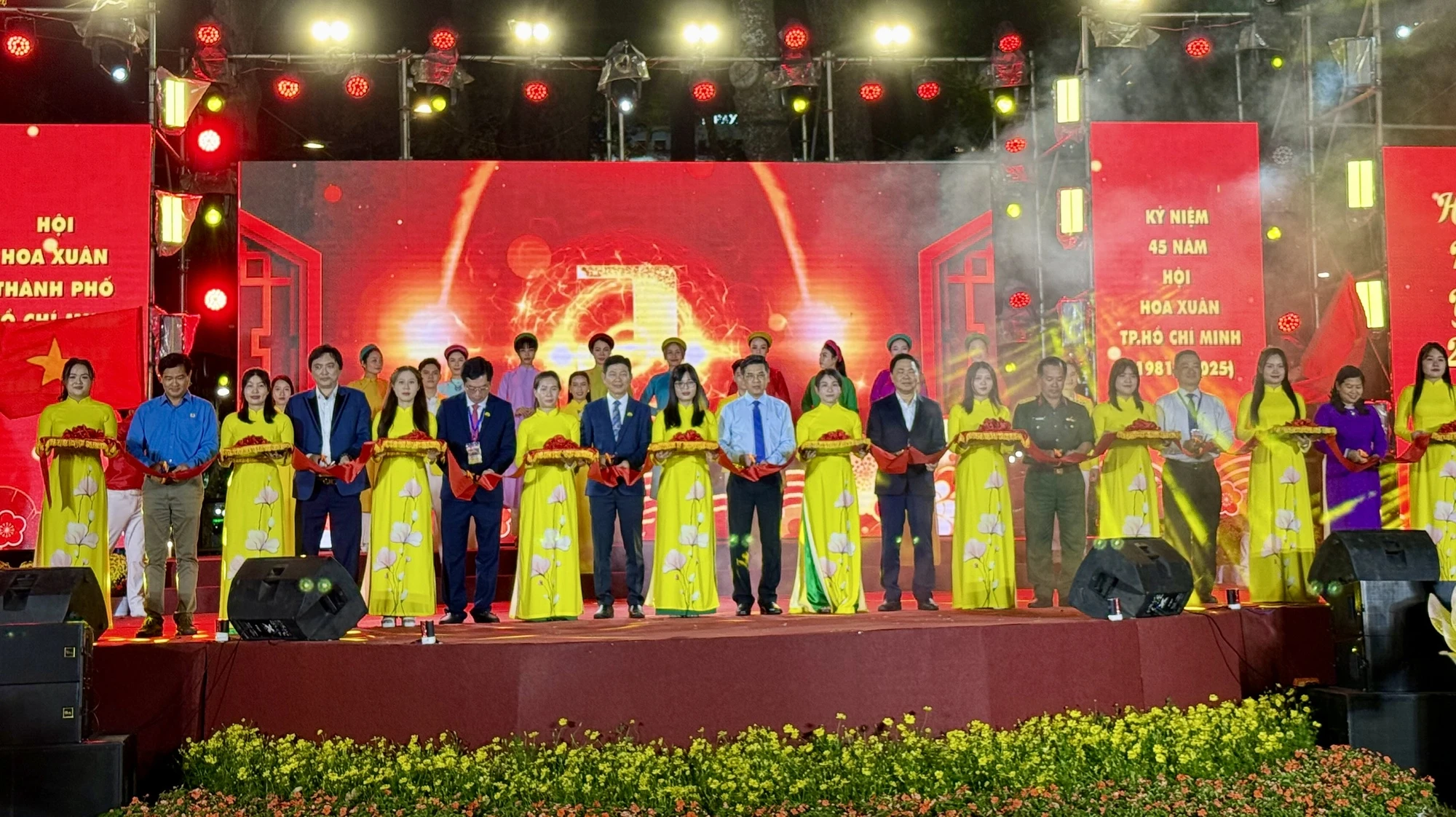 Nhiều tác phẩm độc, lạ được trưng bày tại Hội hoa xuân năm 2025
