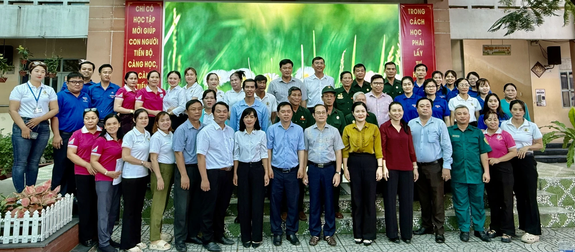 Tăng cường giám sát, lắp camera để dẹp tình trạng xả rác ở xã Vĩnh Lộc