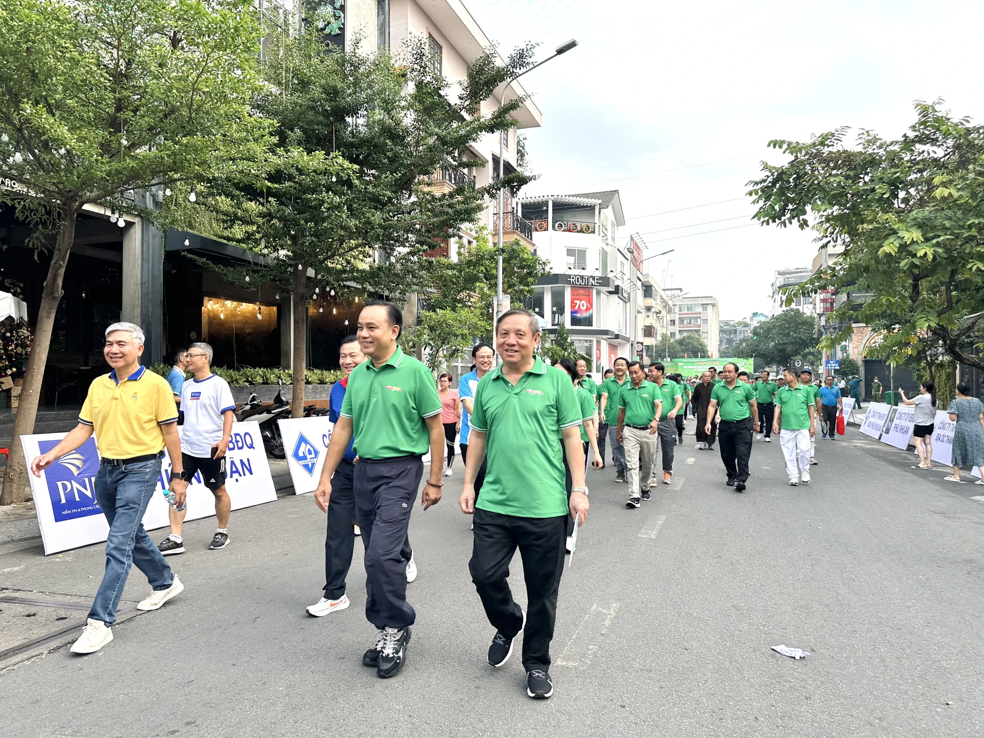 4000-nguoi-di-bo-gay-quy-hon-11-ty-dong-cham-lo-cho-nguoi-kho-khan-7.jpg