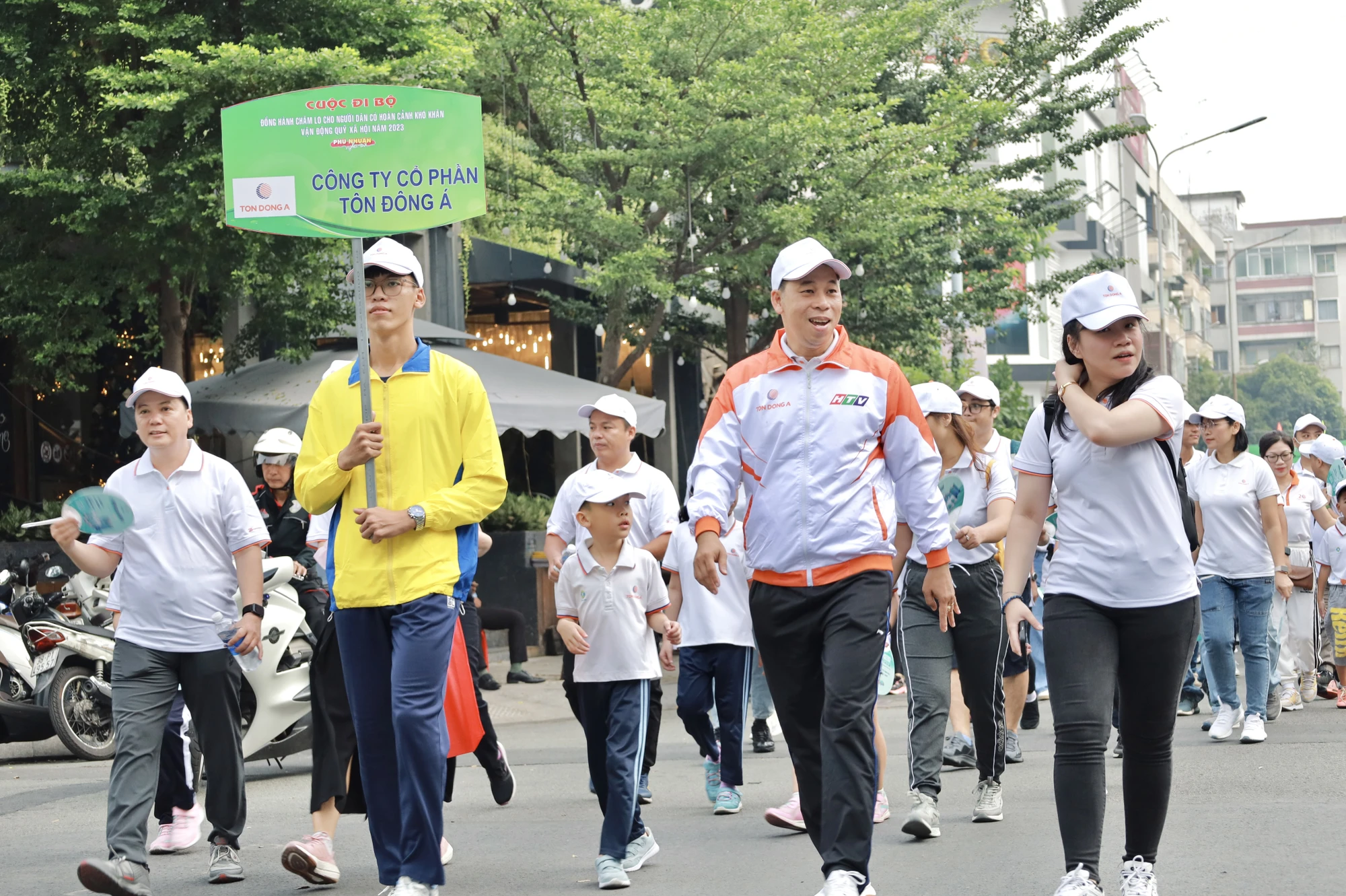4000-nguoi-di-bo-gay-quy-hon-11-ty-dong-cham-lo-cho-nguoi-kho-khan-9.jpg