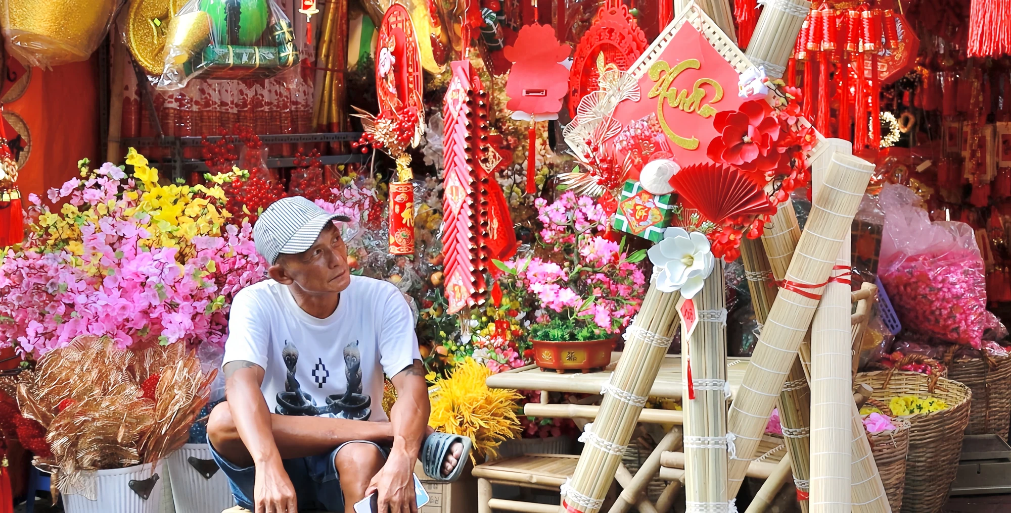pho-ban-do-trang-tri-tet-lon-nhat-tp-hcm-tieu-thuong-than-vang-khach-post0-19.jpg