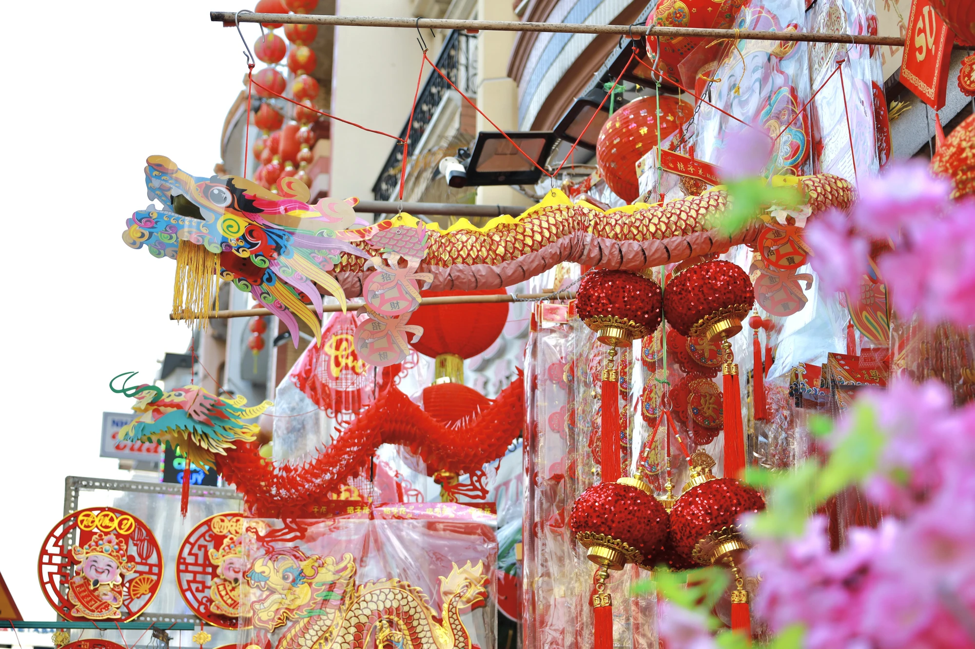pho-ban-do-trang-tri-tet-lon-nhat-tp-hcm-tieu-thuong-than-vang-khach-post0-12-1278.jpg