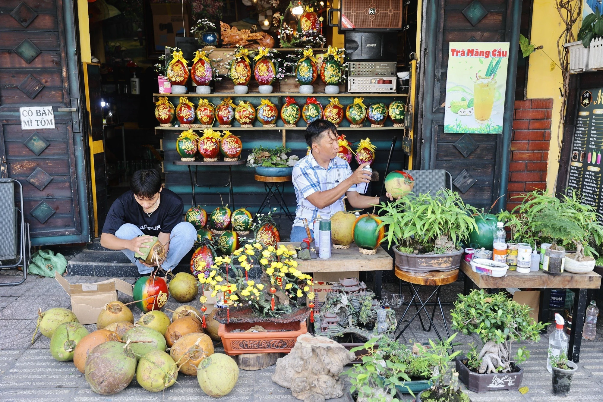 Mình chọn làm dừa thư pháp trên dừa già là do dừa già thì có thể để quanh năm luôn, nó không bị héo, có để cả năm vẫn đẹp