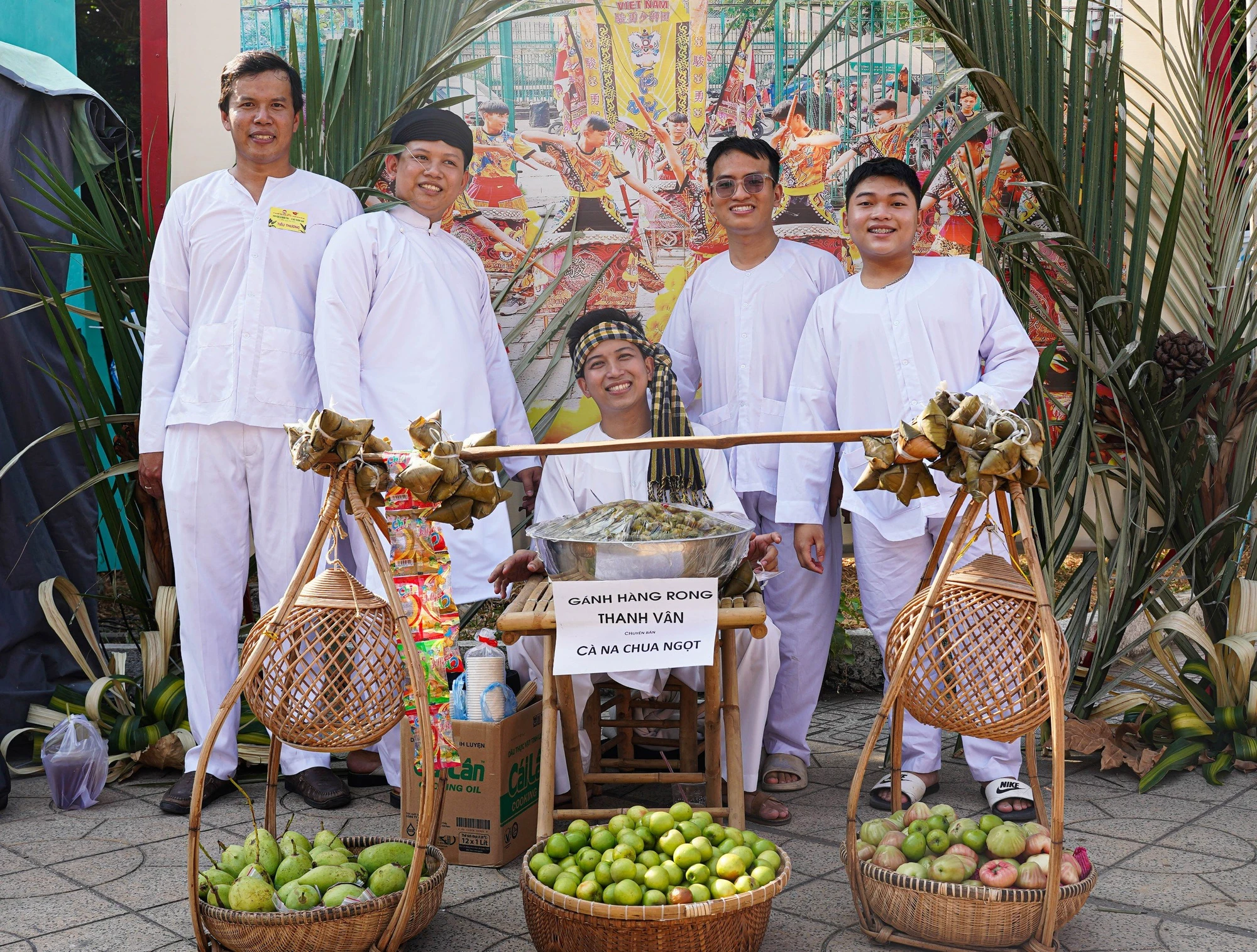 hon-nghin-nguoi-dan-tp-hcm-tham-gia-phien-cho-bang-la-thay-tien-post0-00.jpg