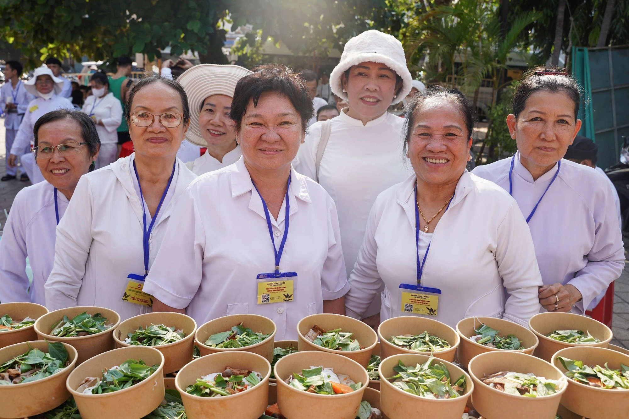 hon-nghin-nguoi-dan-tp-hcm-tham-gia-phien-cho-bang-la-thay-tien-post000.jpg