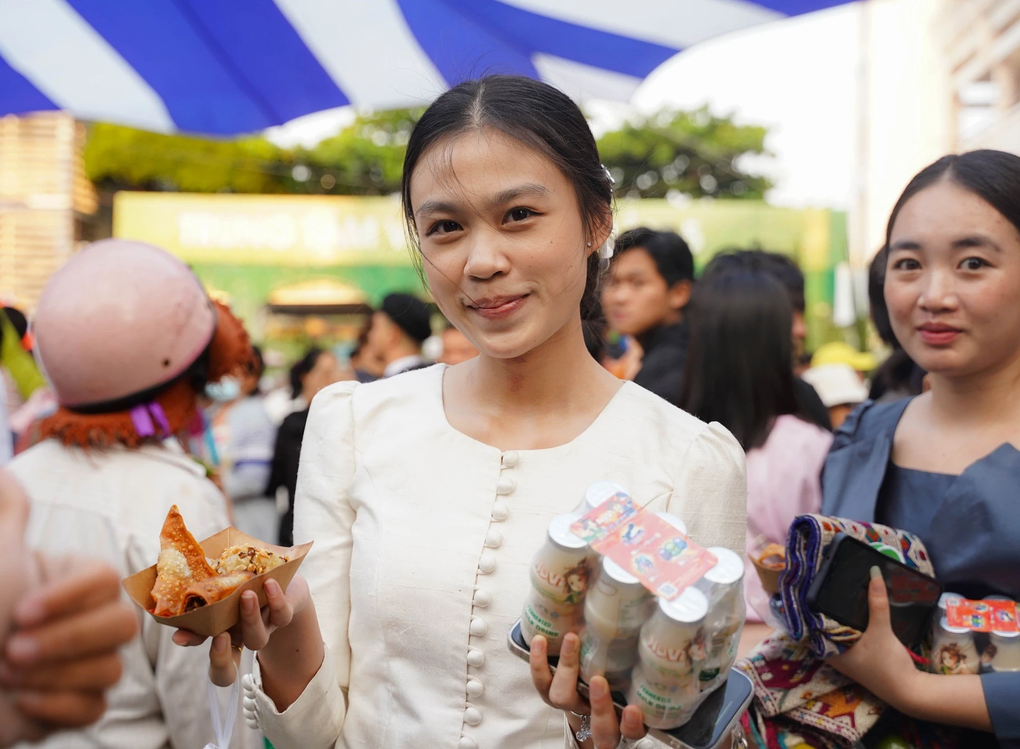 hon-nghin-nguoi-dan-tp-hcm-tham-gia-phien-cho-bang-la-thay-tien-post02.jpg