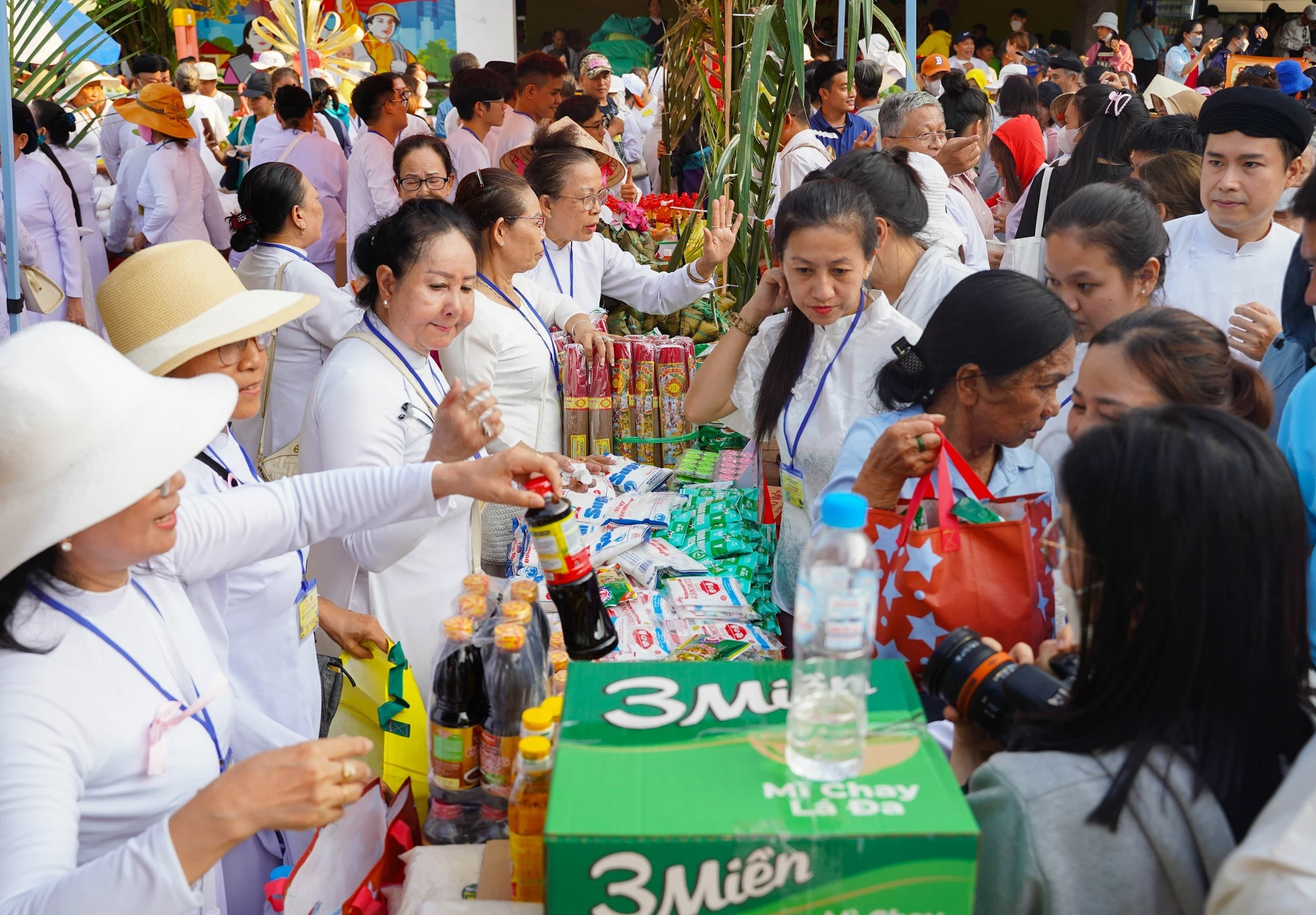 hon-nghin-nguoi-dan-tp-hcm-tham-gia-phien-cho-bang-la-thay-tien-post06.jpg