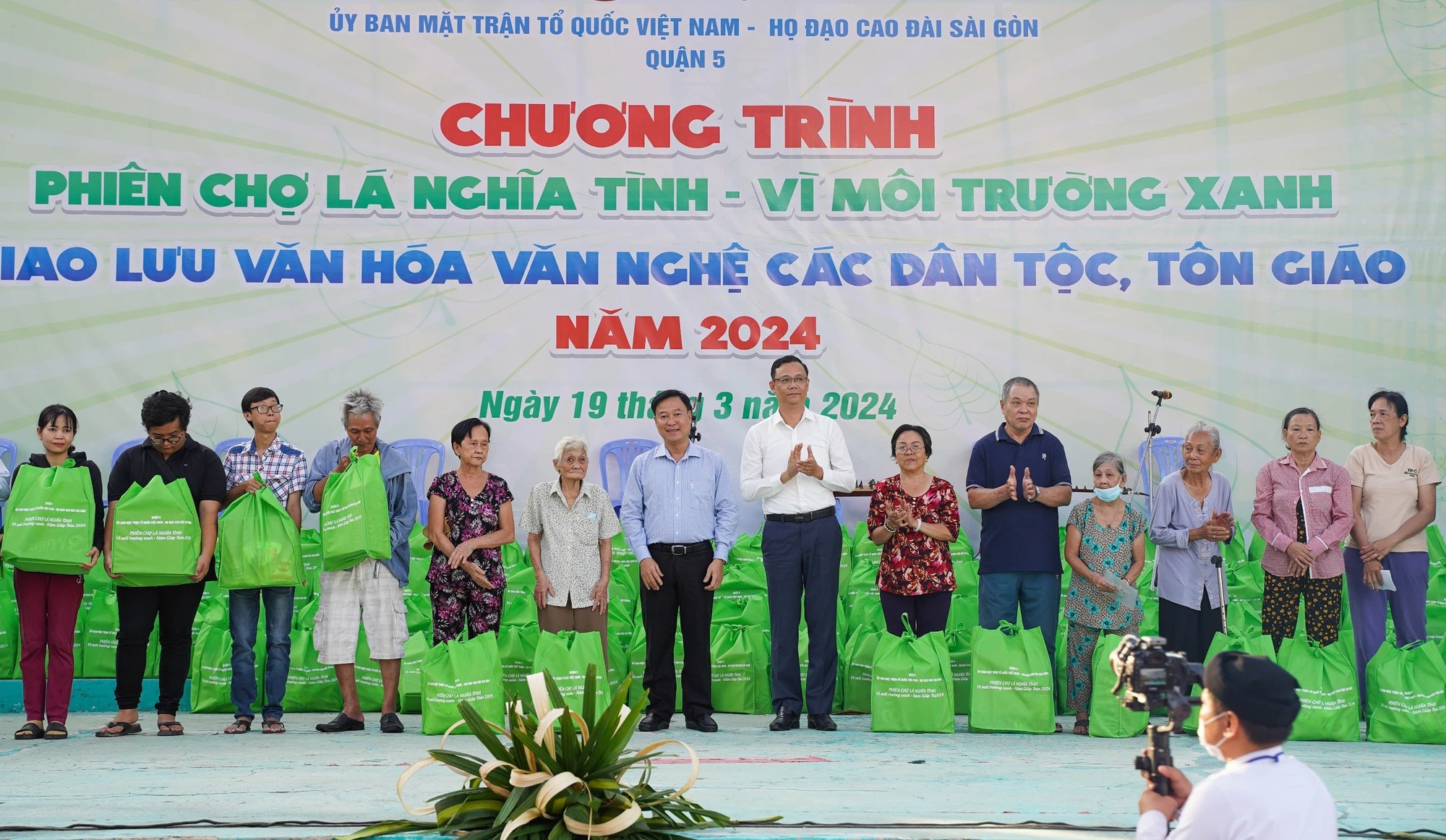 hon-nghin-nguoi-dan-tp-hcm-tham-gia-phien-cho-bang-la-thay-tien-post98.jpg