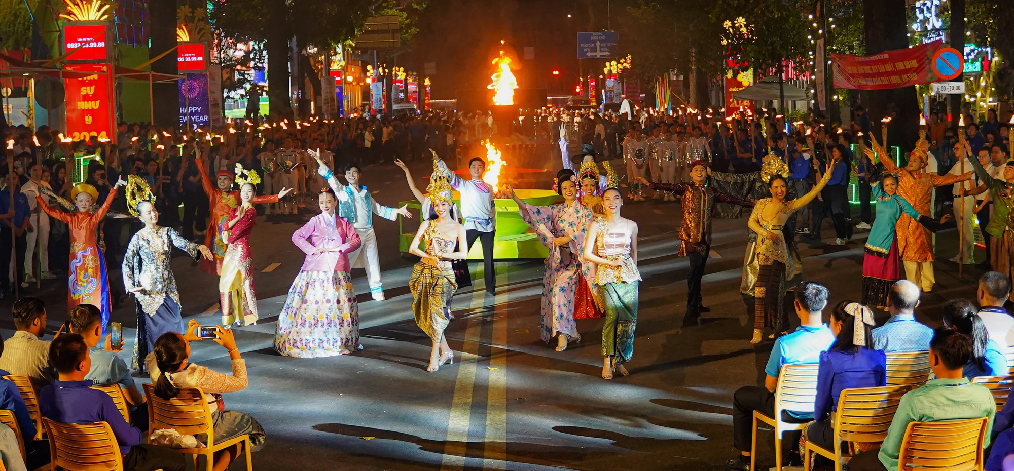 man-nhan-man-trinh-dien-da-sac-mau-tai-le-hoi-thanh-nien-tp-hcm-2024-post02.jpg