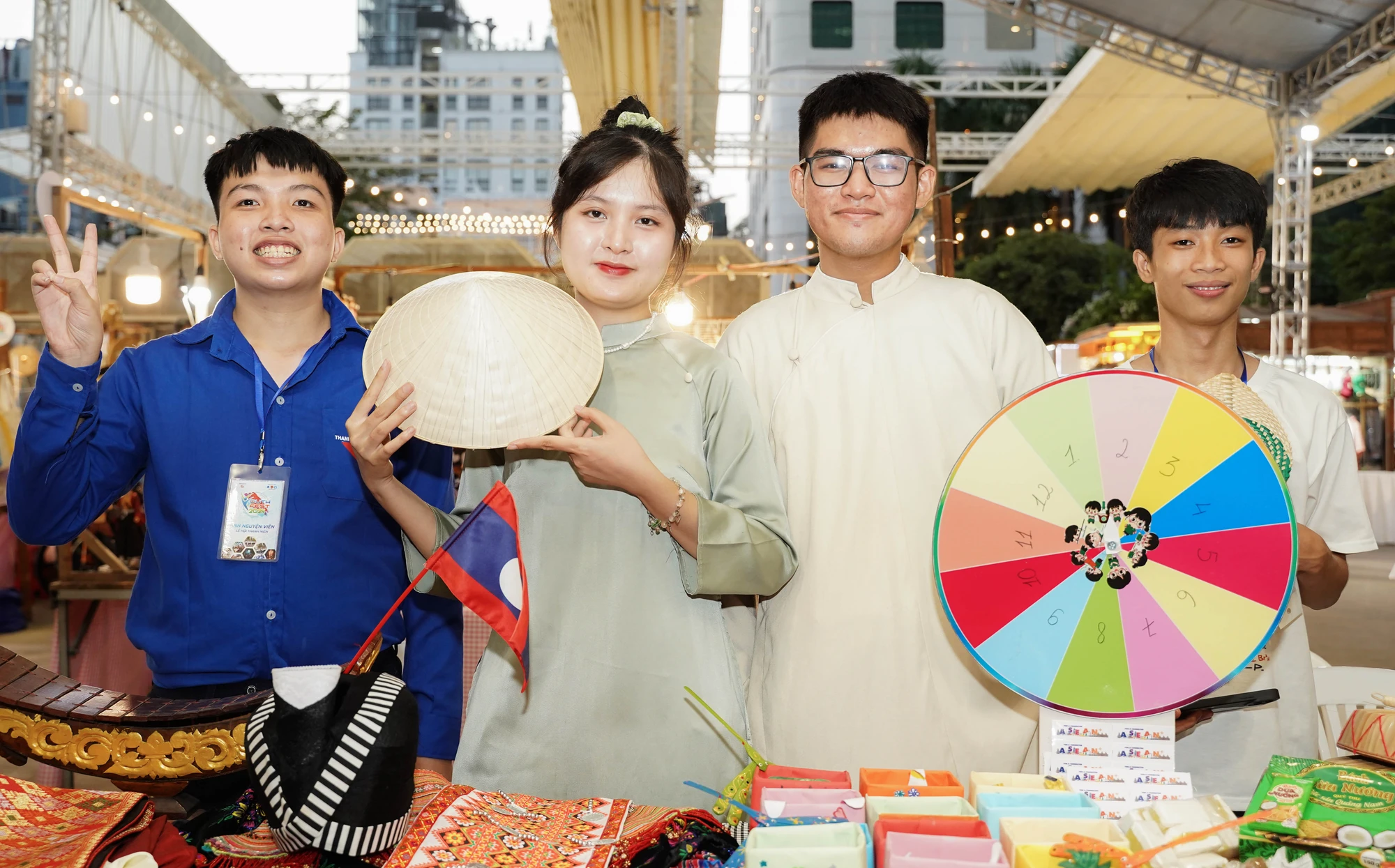 man-nhan-man-trinh-dien-da-sac-mau-tai-le-hoi-thanh-nien-tp-hcm-2024-post08.jpg
