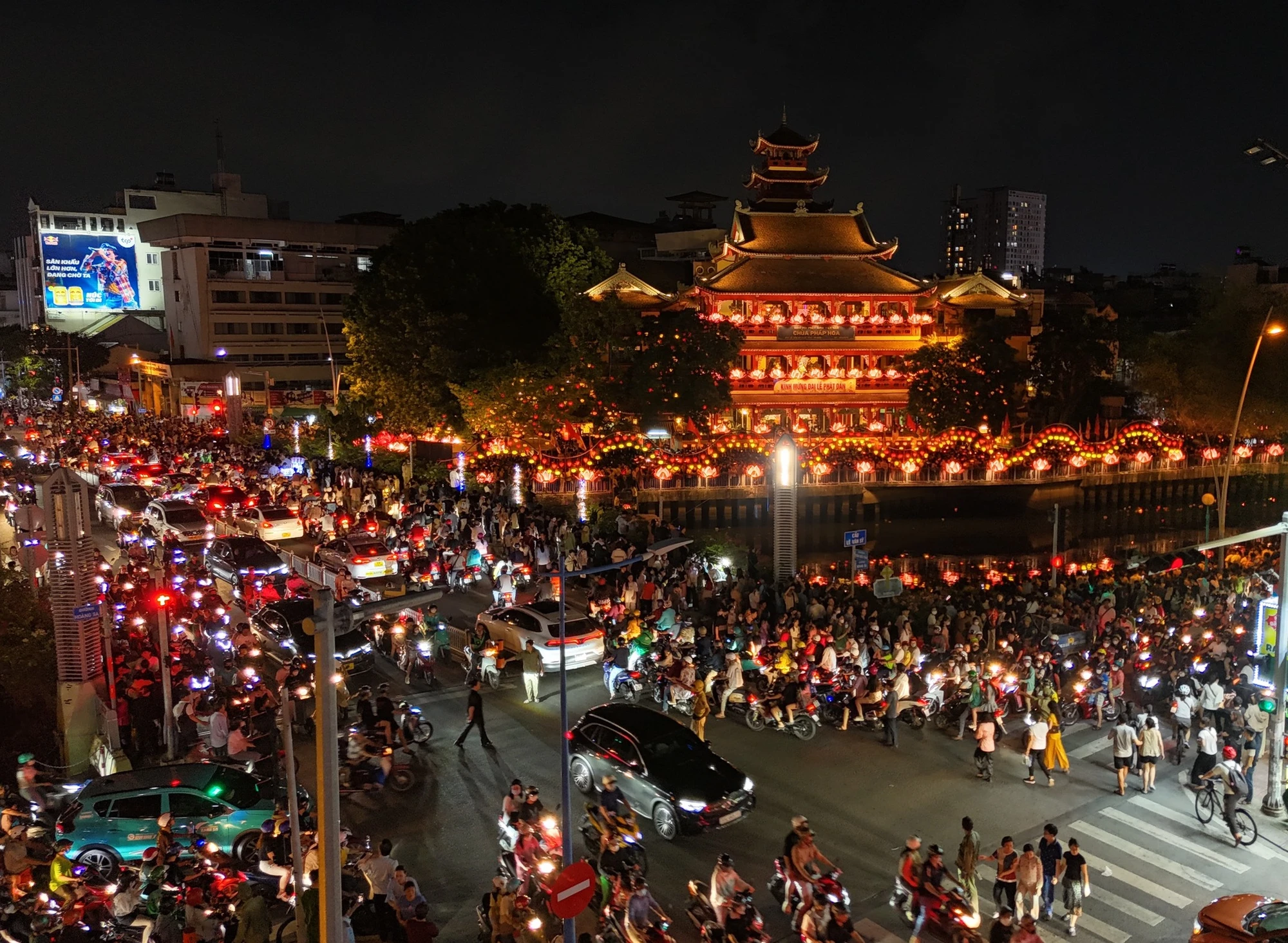 tp-hcm-hang-nghin-nguoi-chen-chut-tham-gia-le-hoi-hoa-dang-post0.html11.jpg