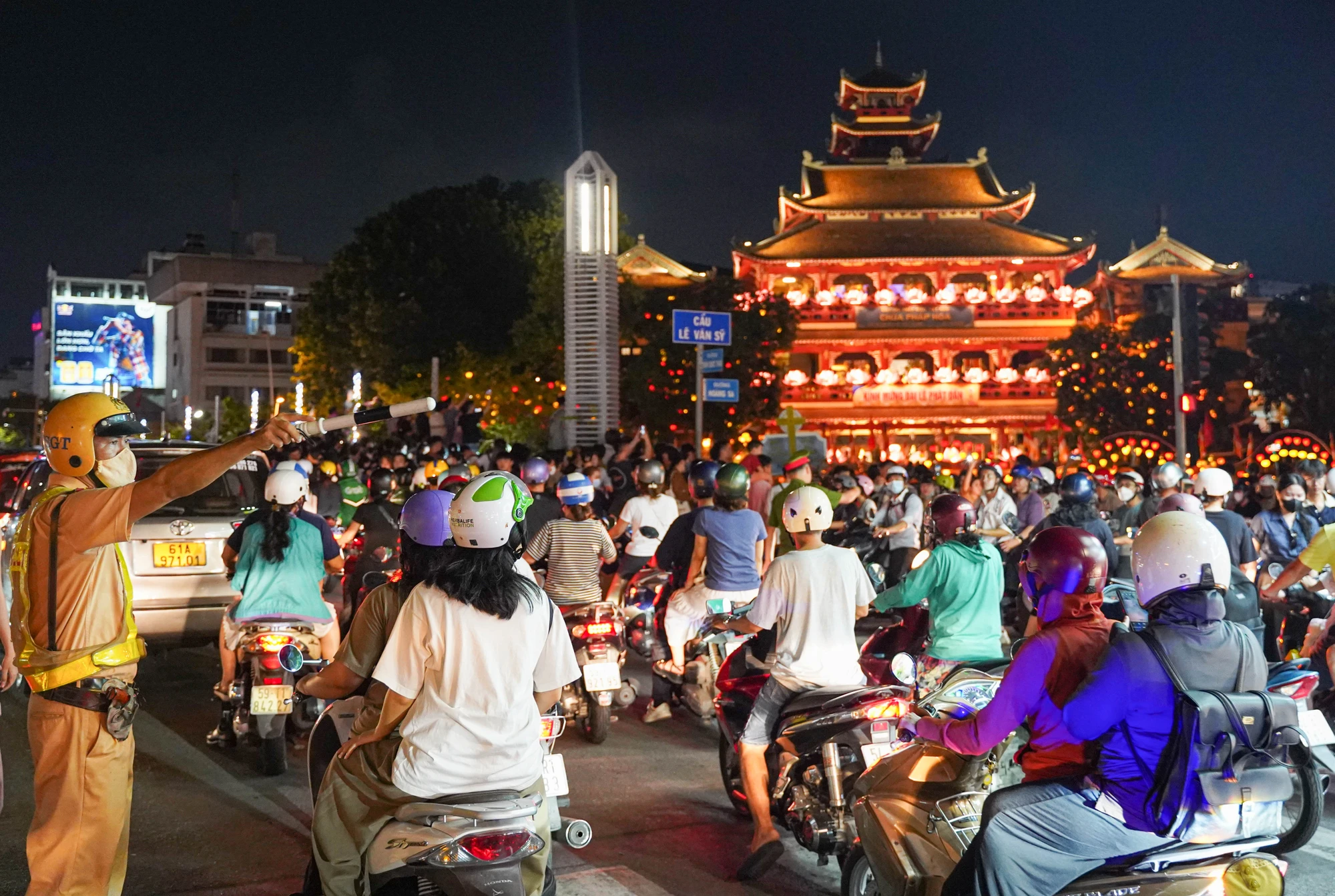 tp-hcm-hang-nghin-nguoi-chen-chut-tham-gia-le-hoi-hoa-dang-post0.html13.jpg