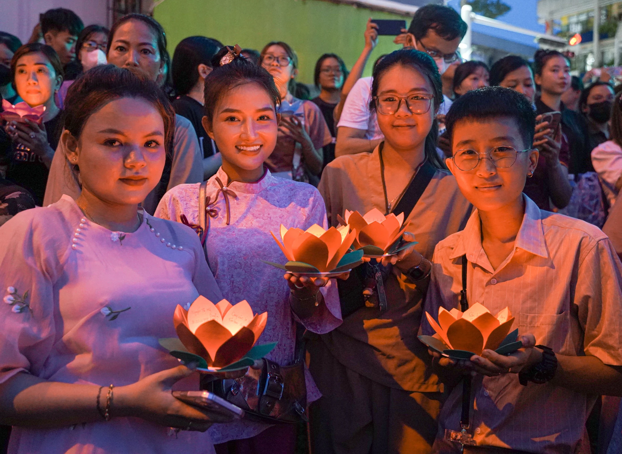 tp-hcm-hang-nghin-nguoi-chen-chut-tham-gia-le-hoi-hoa-dang-post0.html5.jpg