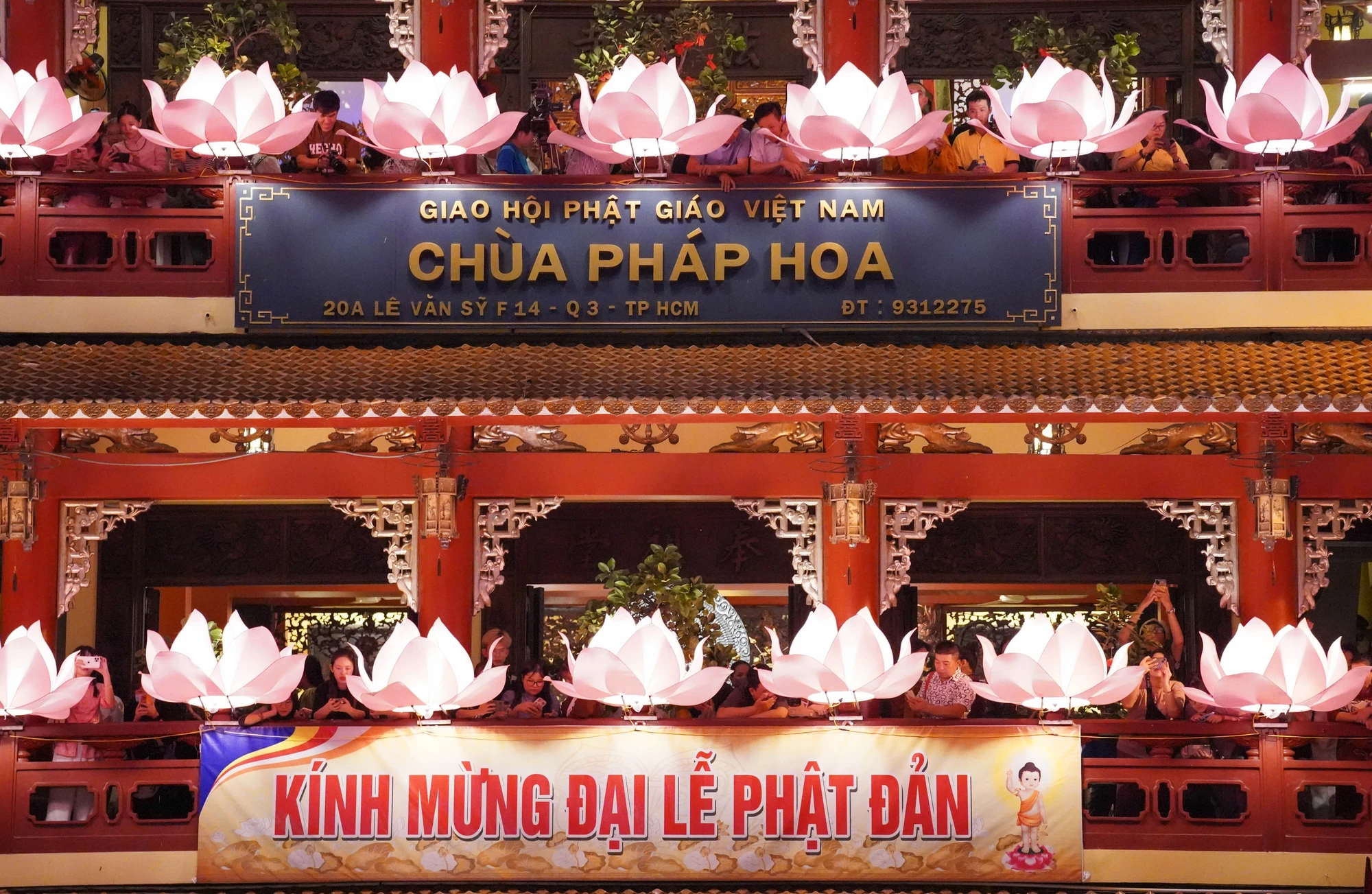 tp-hcm-hang-nghin-nguoi-chen-chut-tham-gia-le-hoi-hoa-dang-post0.html7.jpg
