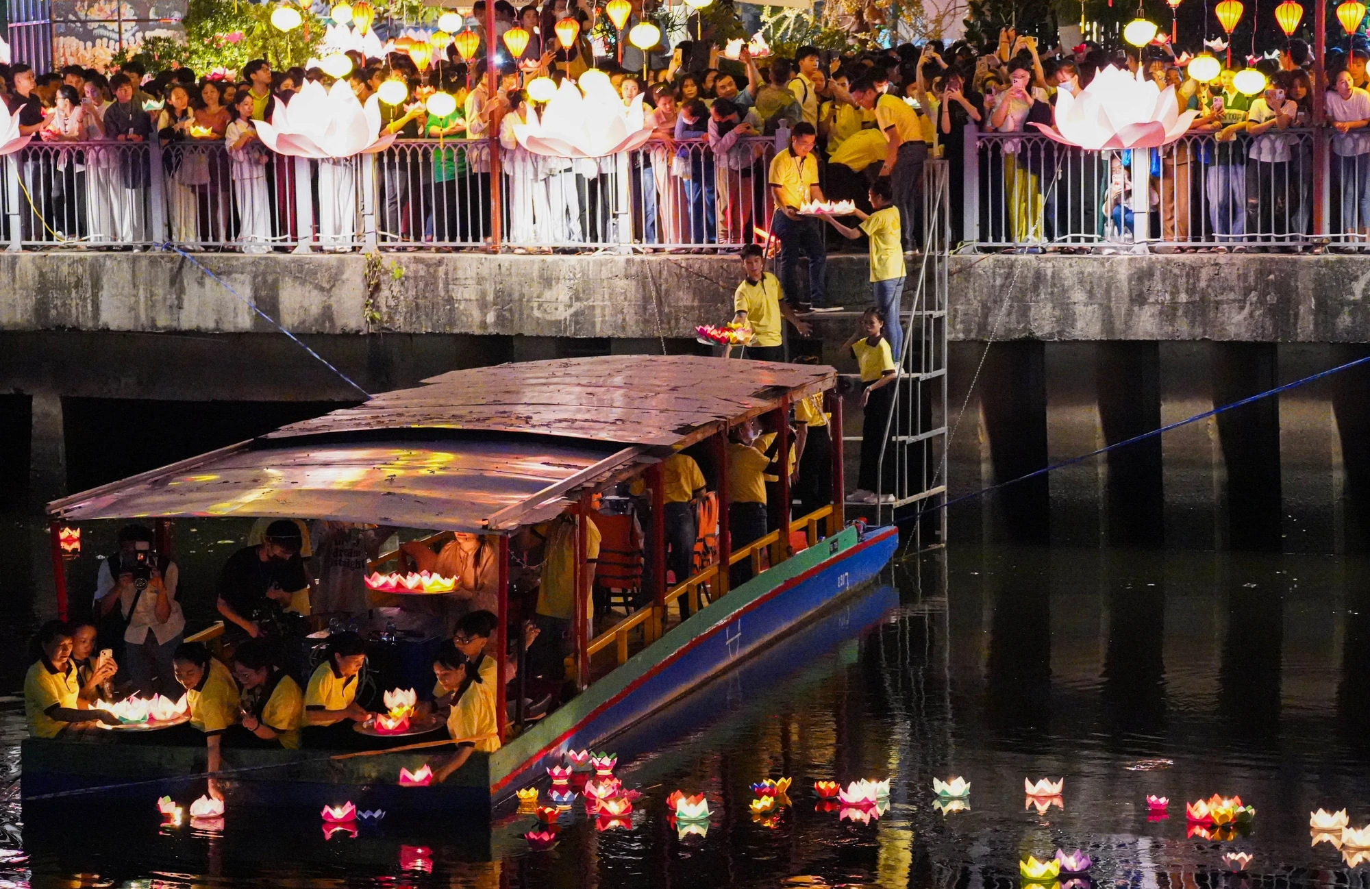tp-hcm-hang-nghin-nguoi-chen-chut-tham-gia-le-hoi-hoa-dang-post0.html9.jpg