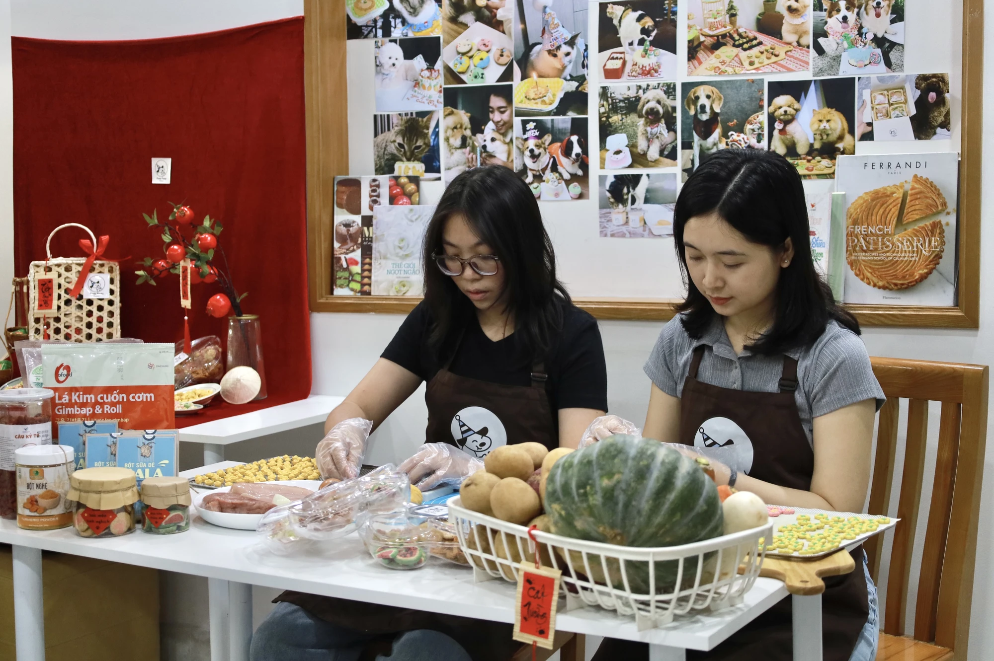 Bánh kẹo, mứt tết cho những ‘thực khách 4 chân’