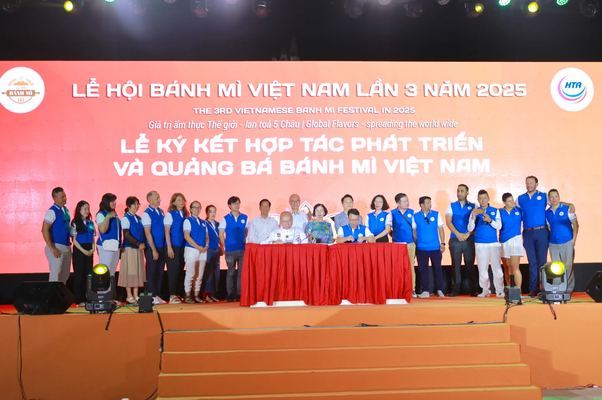 Người dân háo hức đến check-in, thưởng thức tại Lễ hội bánh mì Việt Nam lần 3