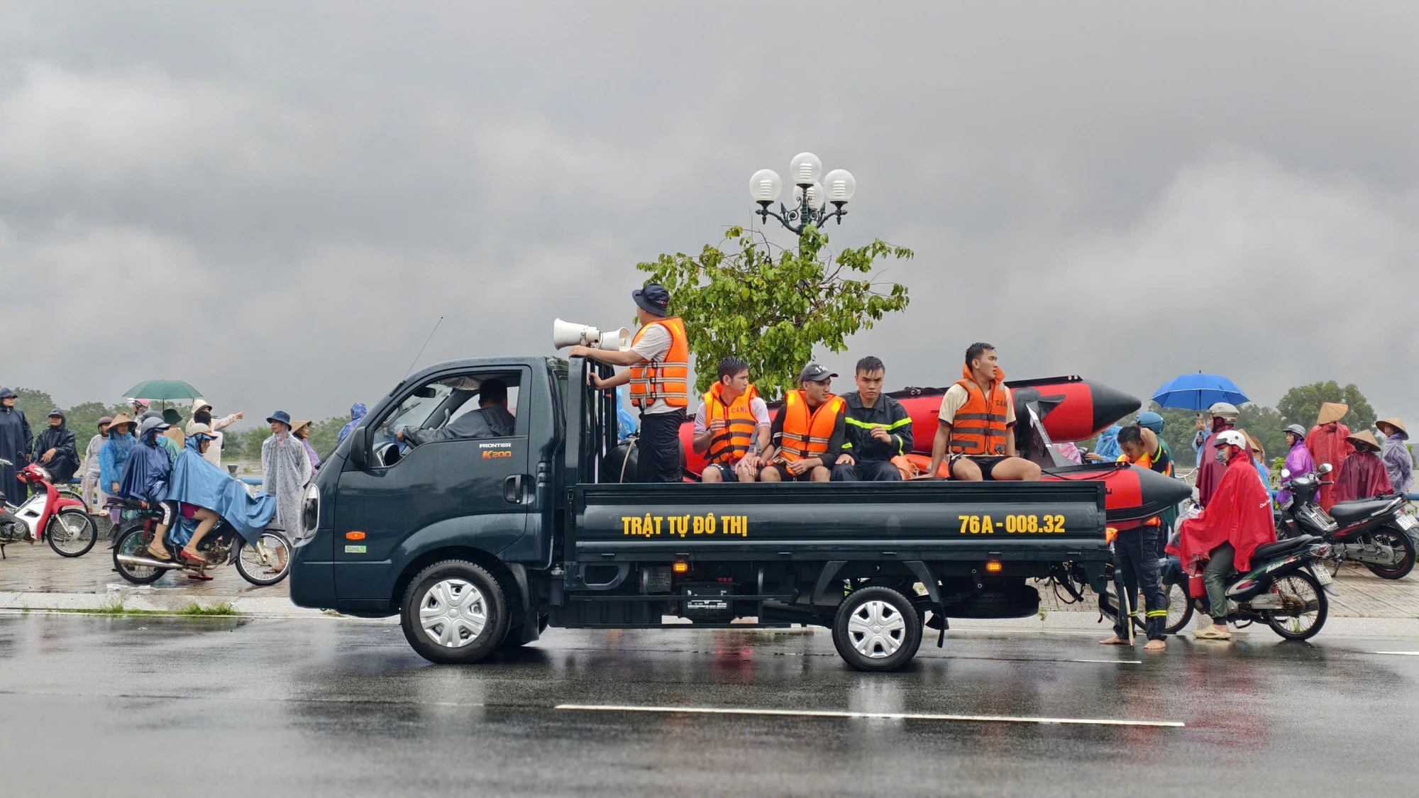 :dang-dua-nhieu-nguoi-ket-giua-dong-tra-khuc-vao-bo-post878258.html15.jpg