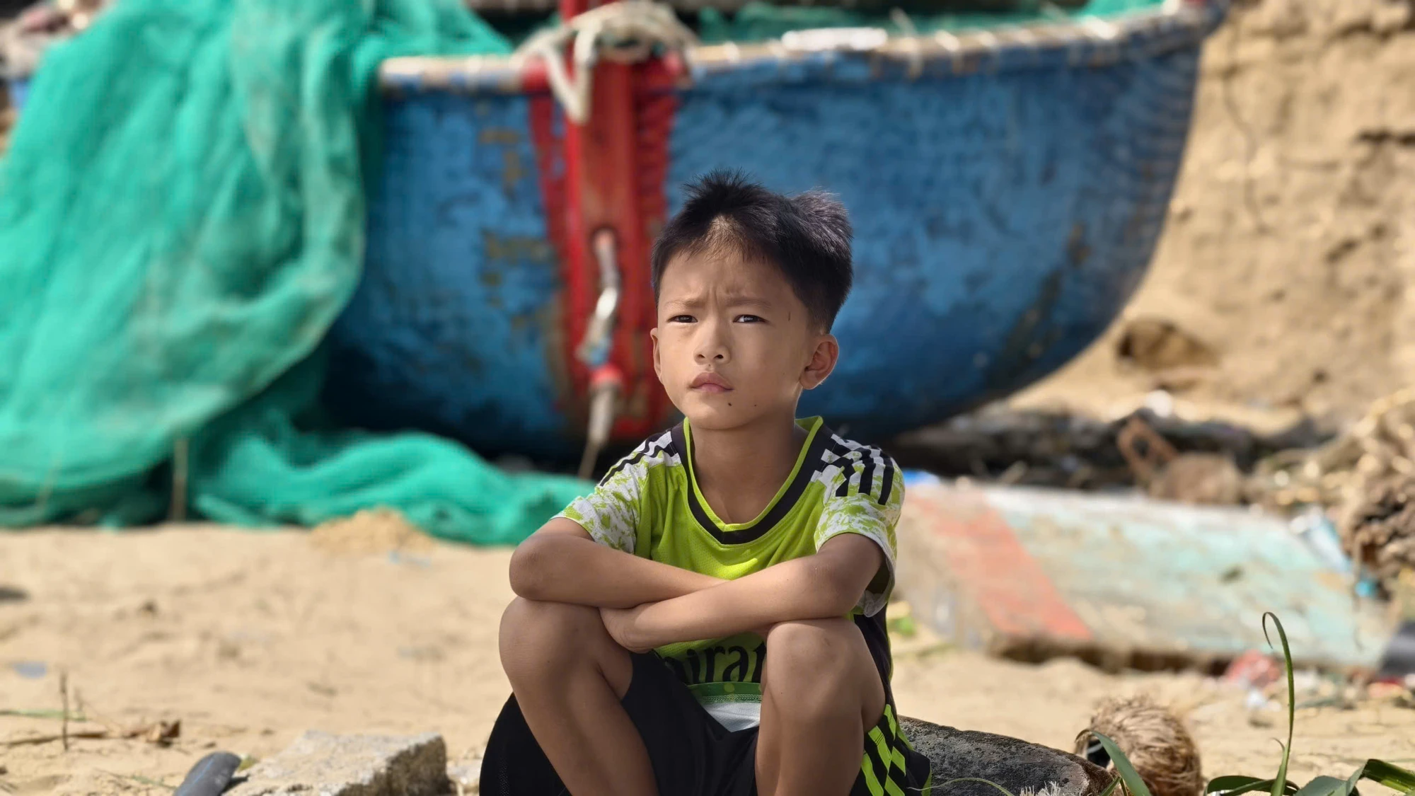 z7198381559546_b6debbe067cf4dd1bb60efa27911f29b:dang-dua-nhieu-nguoi-ket-giua-dong-tra-khuc-vao-bo-post878258.html.jpg