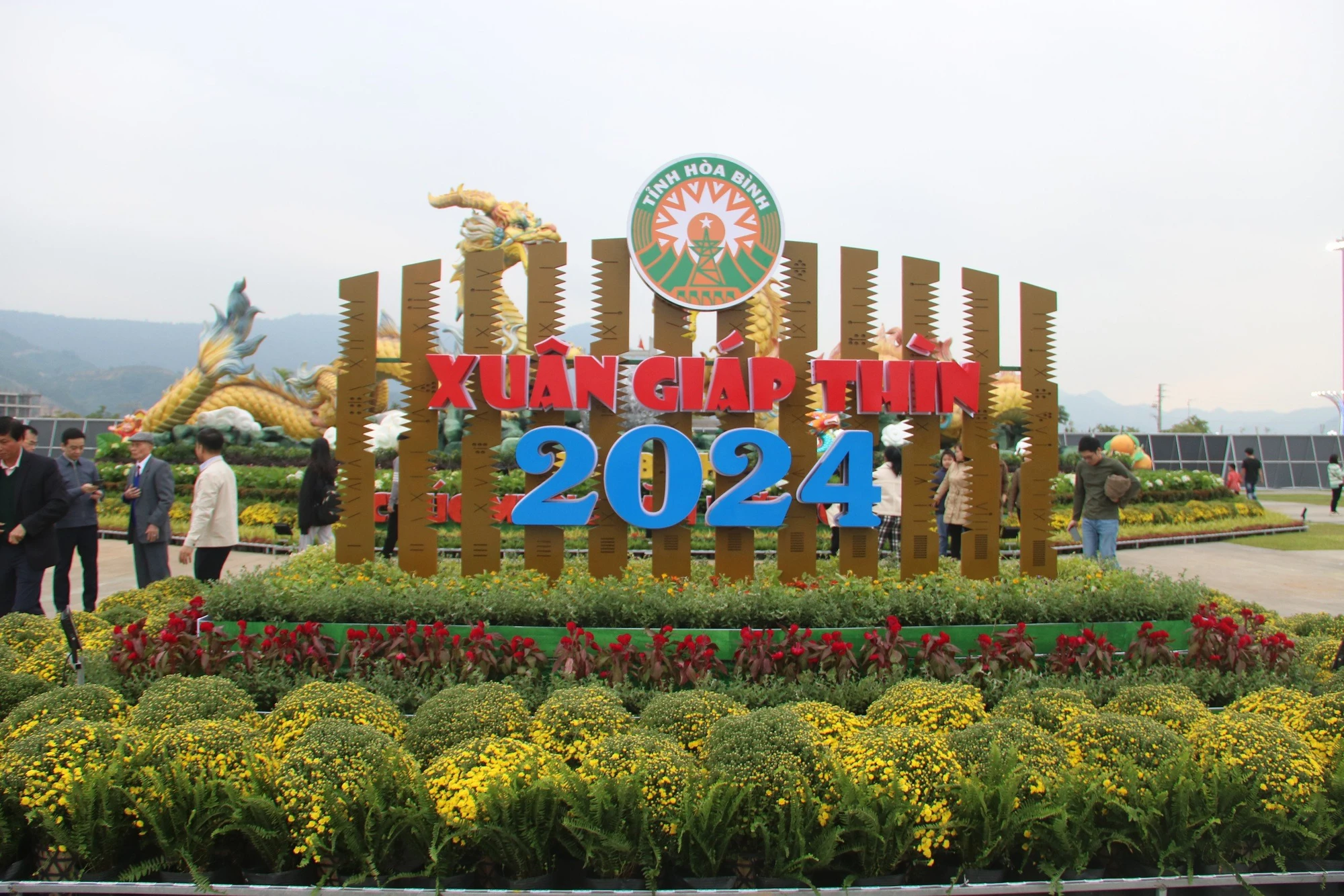 Cận cảnh linh vật rồng 'song long chầu nguyệt' ở Hòa Bình 2.jpg