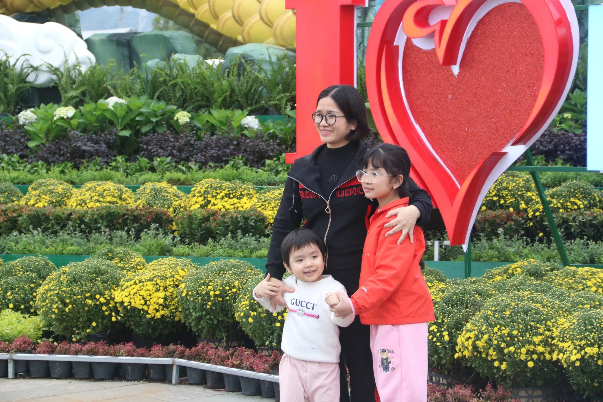 Cận cảnh linh vật rồng 'song long chầu nguyệt' ở Hòa Bình 8 9.jpg