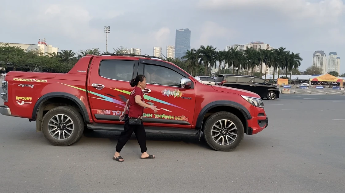 Vé trận đấu Việt Nam-Indonesia ế ẩm, phe vé nhiều hơn người mua 4.jpg