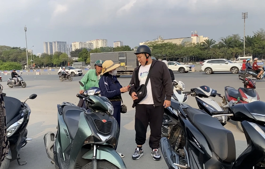 Vé trận đấu Việt Nam-Indonesia ế ẩm, phe vé nhiều hơn người mua.jpg