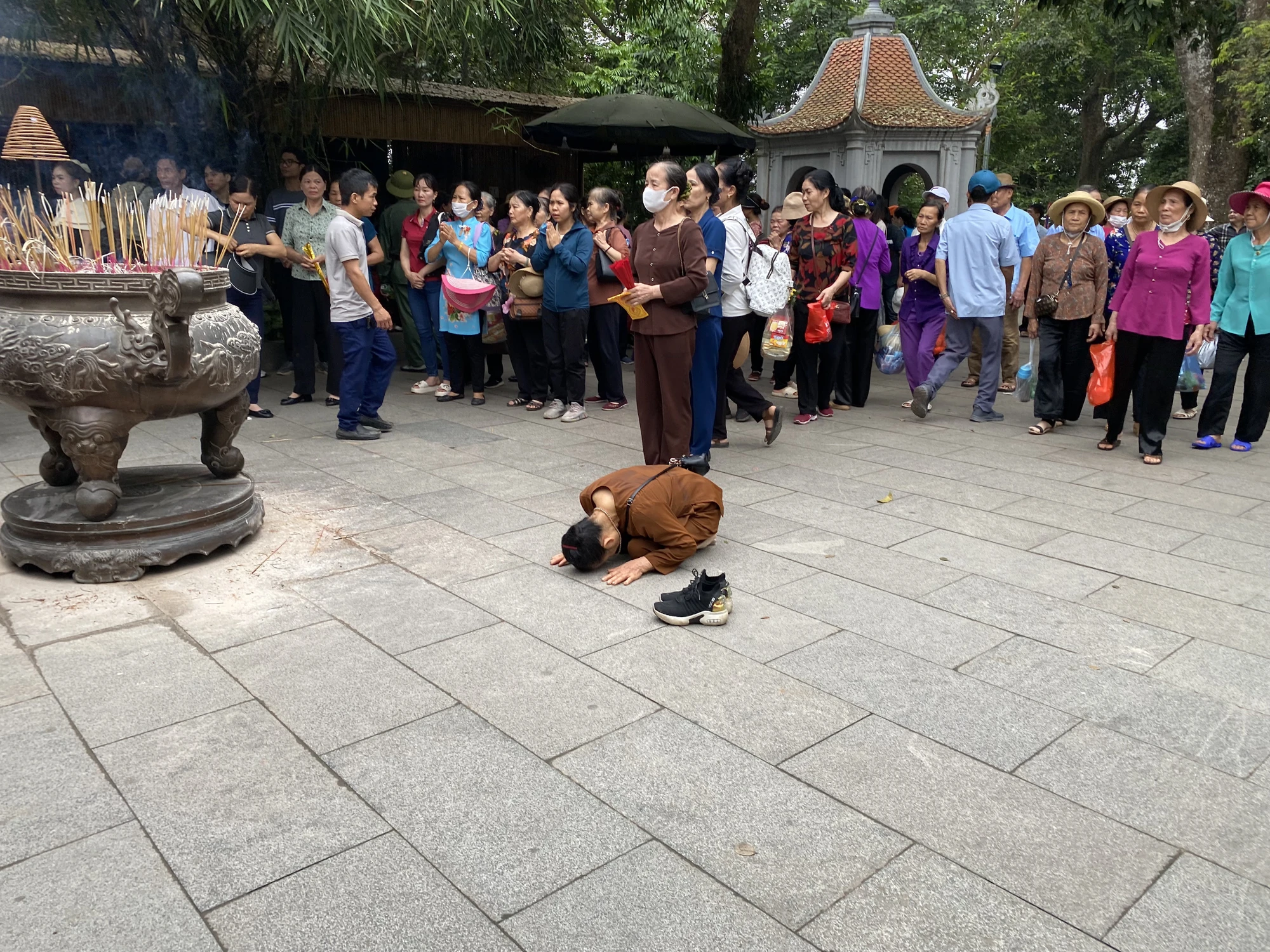 Chưa chính hội, đền Hùng đã đón cả vạn người về hành hương 11.JPG