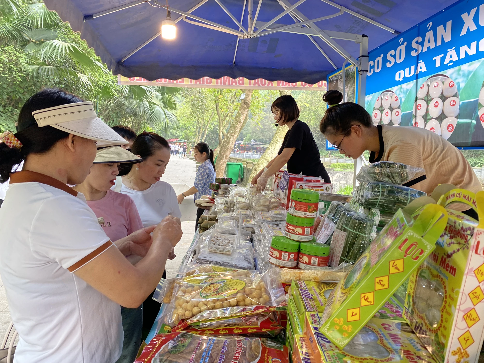 Chưa chính hội, đền Hùng đã đón cả vạn người về hành hương 16.JPG
