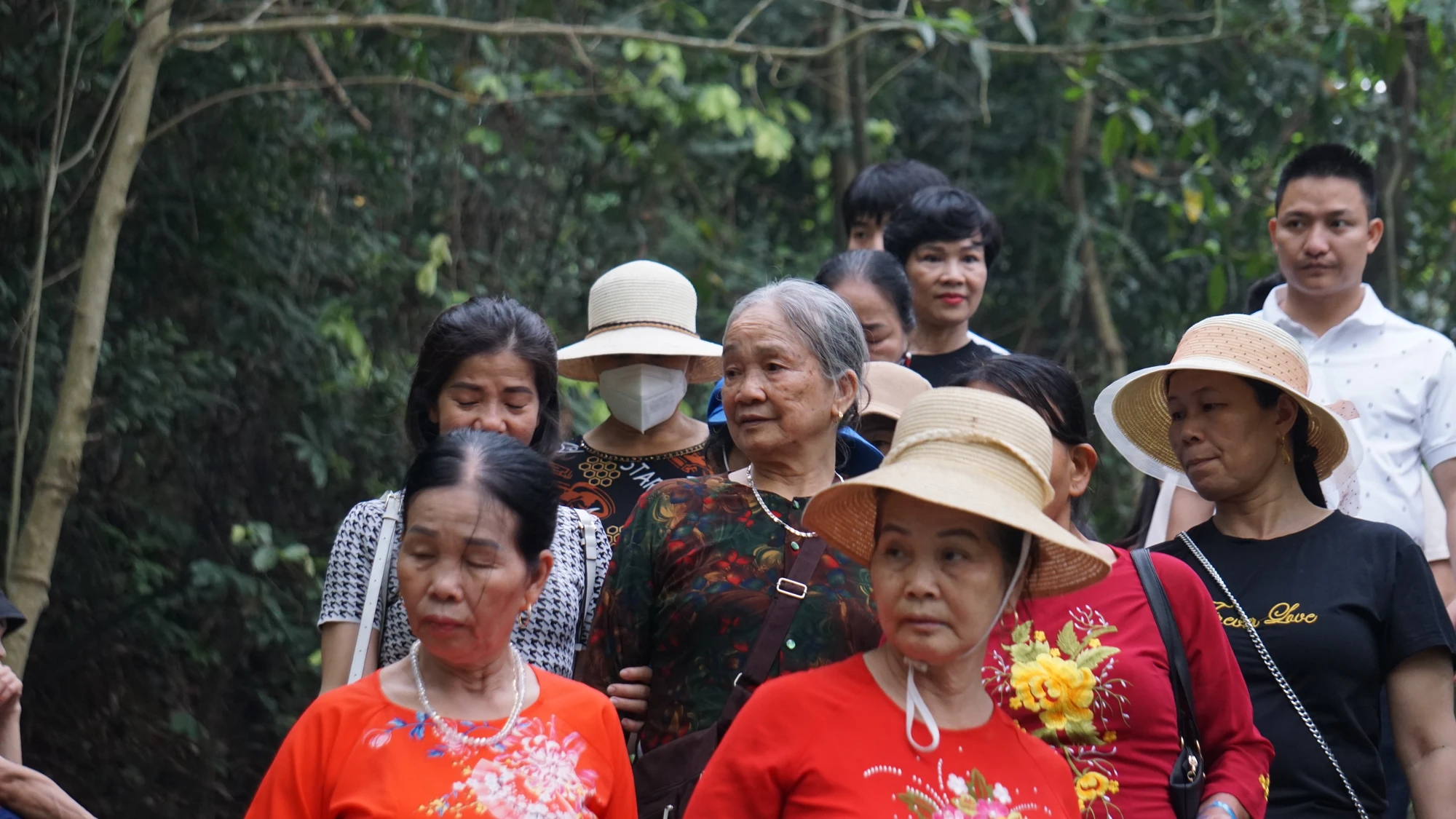 Chưa chính hội, đền Hùng đã đón cả vạn người về hành hương 6.JPG