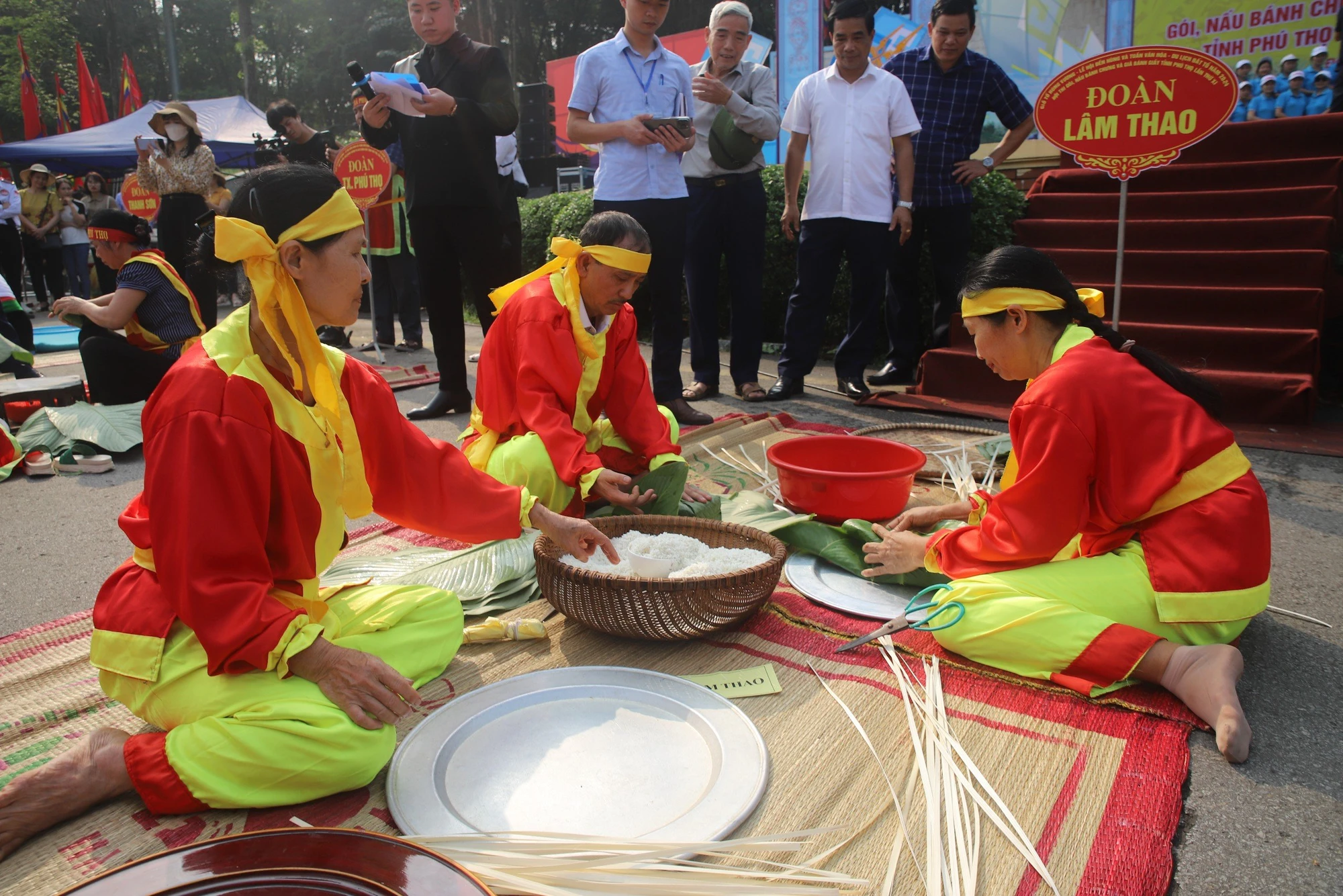 Xem 13 đội thi gói, nấu bánh chưng, giã bánh giầy dịp Giỗ Tổ Hùng Vương 3.jpg