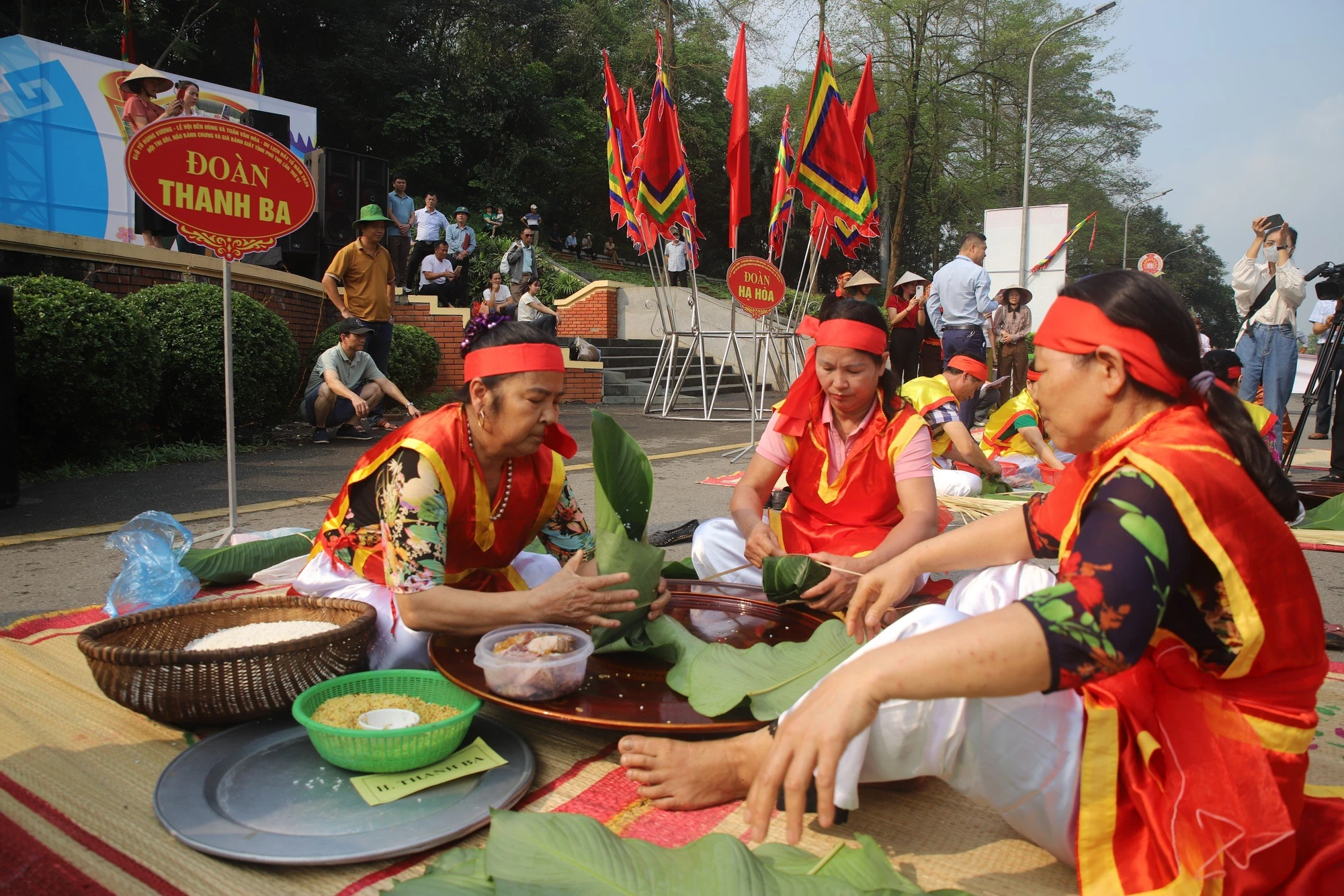 Xem 13 đội thi gói, nấu bánh chưng, giã bánh giầy dịp Giỗ Tổ Hùng Vương 4.jpg