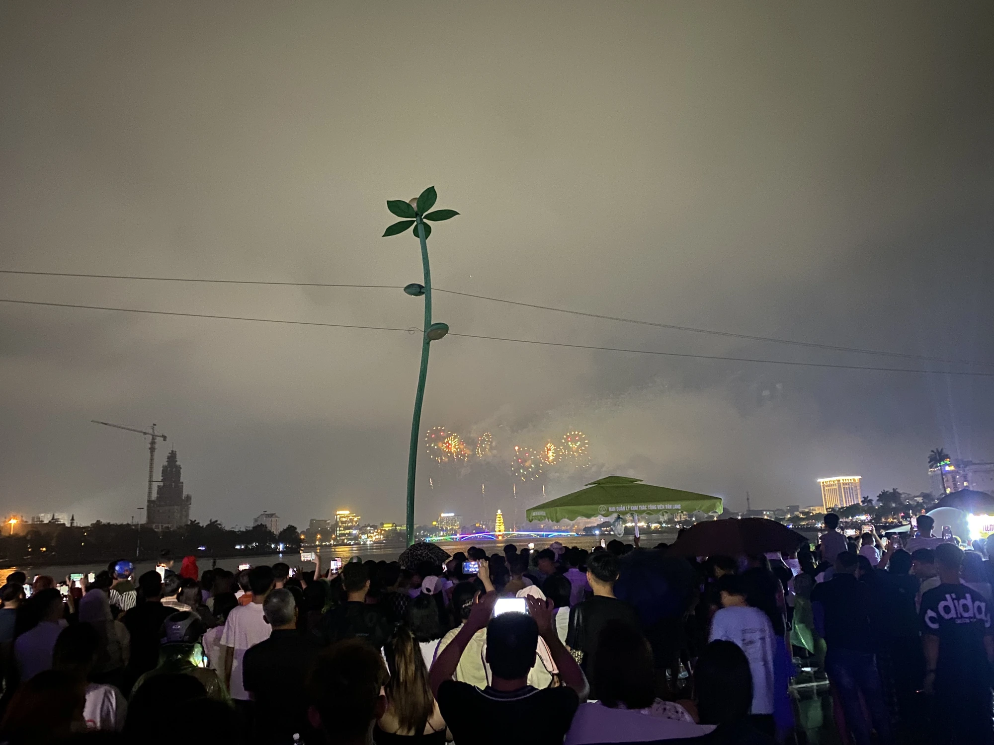 Ngàn người đội mưa xem pháo hoa hình trái tim, ngôi sao trên bầu trời Phú Thọ 3.JPG