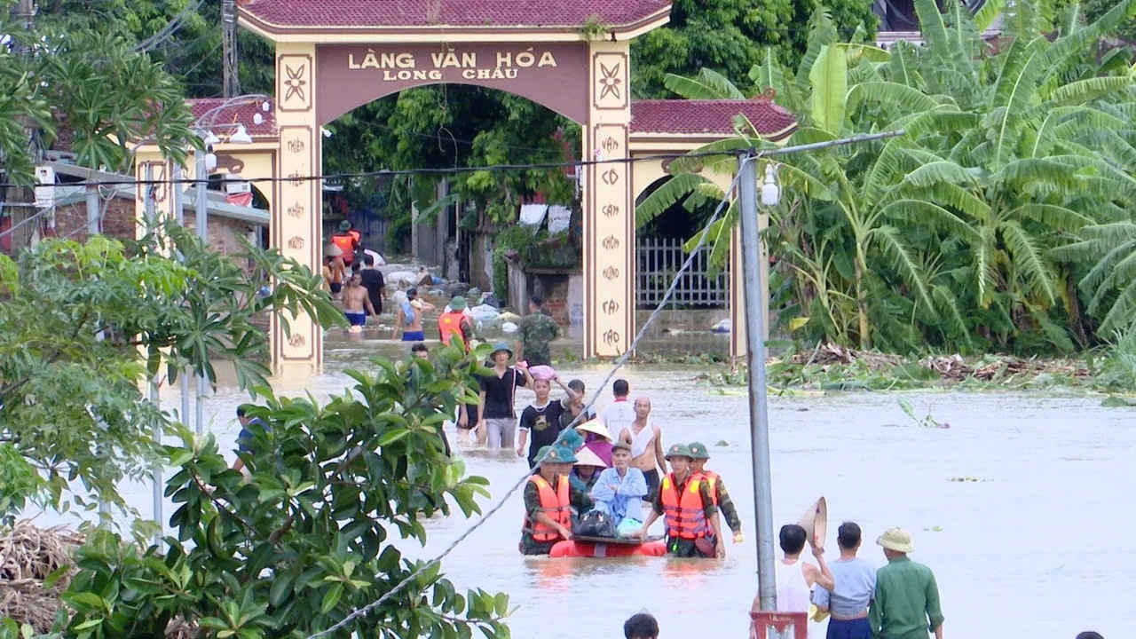 Quân đội, Công an Phú Thọ hỗ trợ người dân ven sông chống ngập 11.jpg