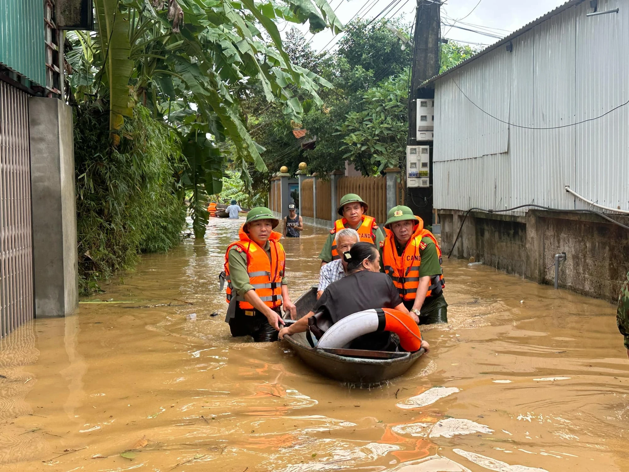 Quân đội, Công an Phú Thọ hỗ trợ người dân ven sông chống ngập 3.jpg