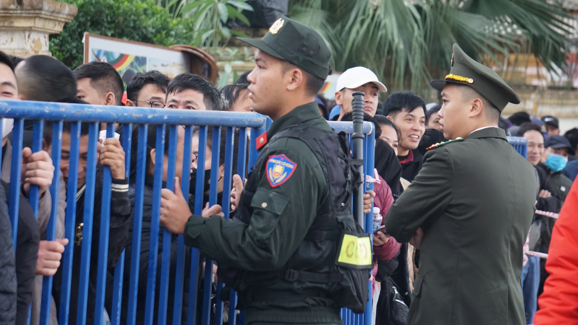 Chen lấn trong ngày đầu mở bán vé xem đội tuyển Việt Nam tại Phú Thọ 5.JPG