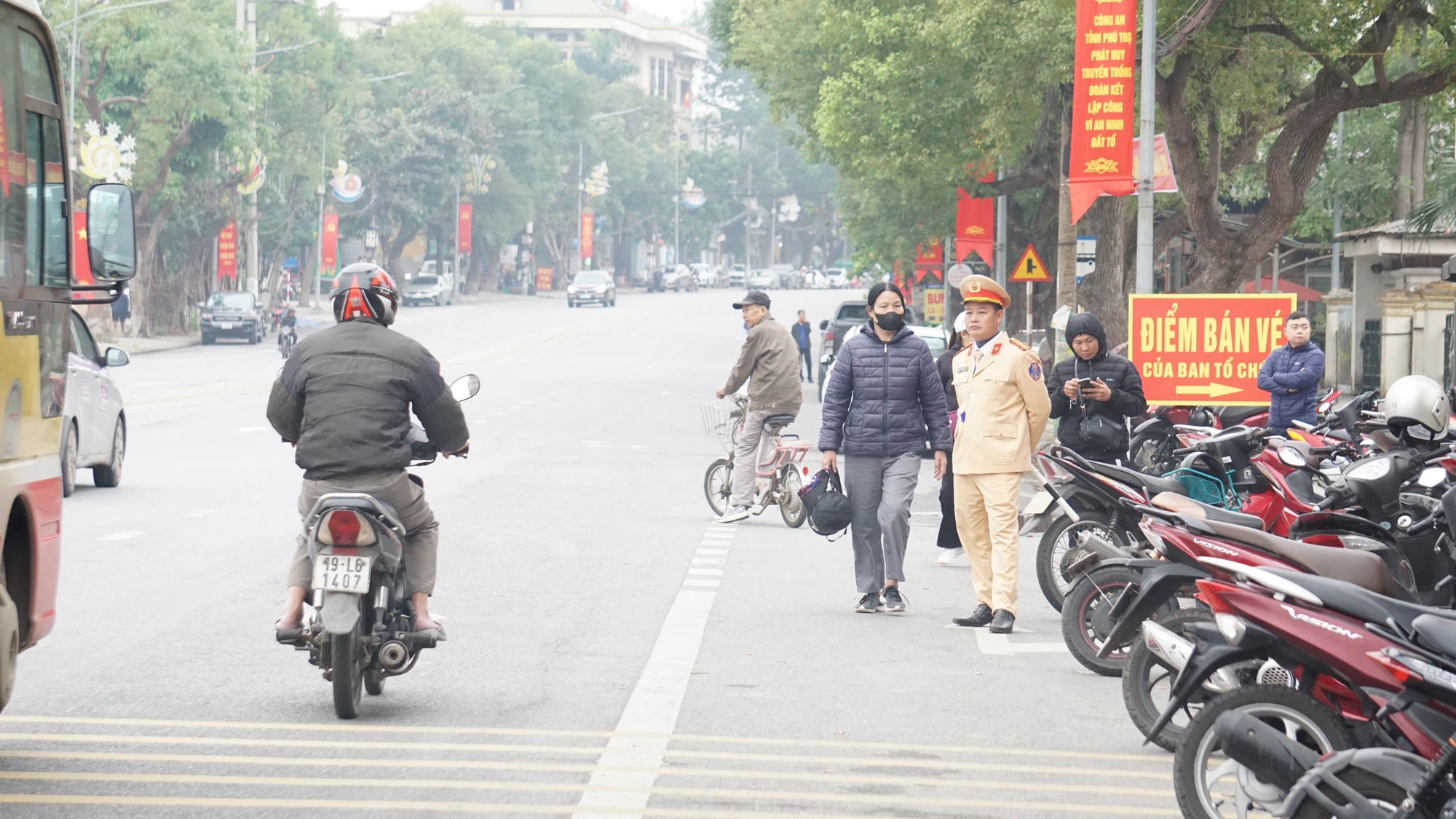 Chen lấn trong ngày đầu mở bán vé xem đội tuyển Việt Nam tại Phú Thọ 9.JPG